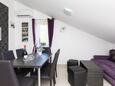Obývací pokoj Baška, Obývací pokoj v ubytování typu apartment, s klimatizací a WiFi.