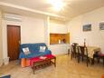 Medulin, Sala de estar in the apartment, air condition available, (pet friendly) y WiFi.