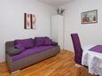 Banjol, Sala de estar in the apartment, air condition available y WiFi.