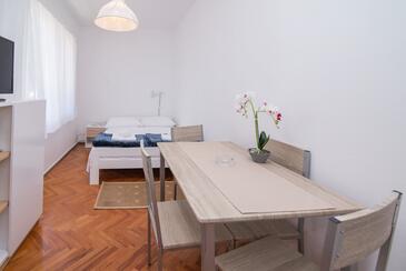 Veli Lošinj, Eetkamer in the apartment, (pet friendly) en WiFi.