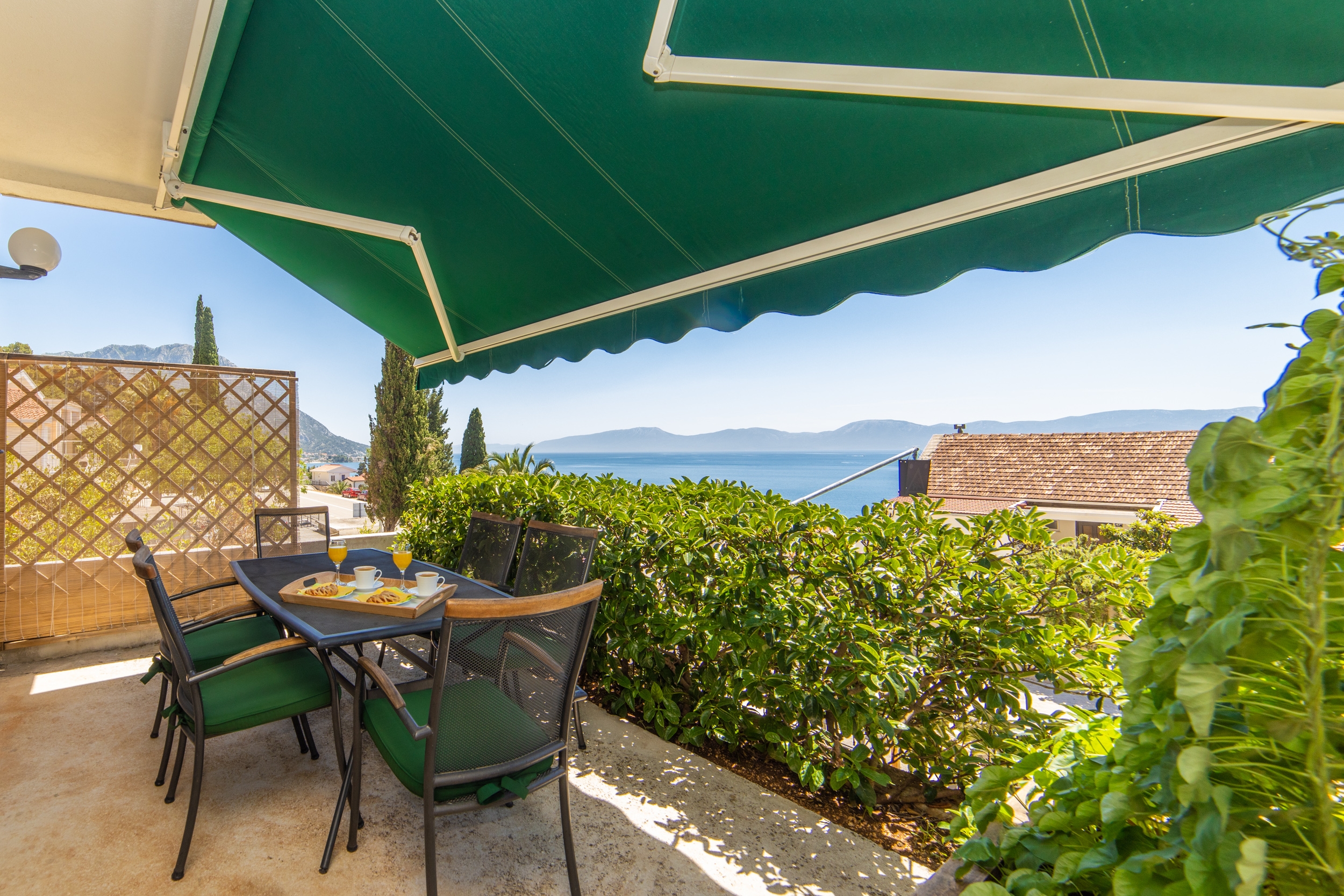 Two bedroom apartment with terrace and sea view Brist, Makarska  A-a