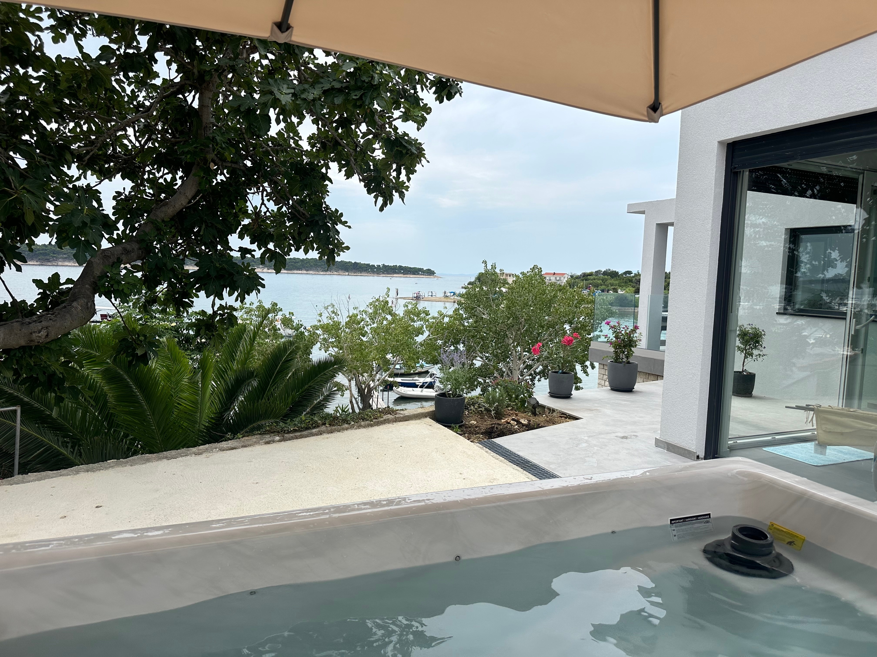 Three bedroom apartment near beach Banjol, Rab (A-19752-a)