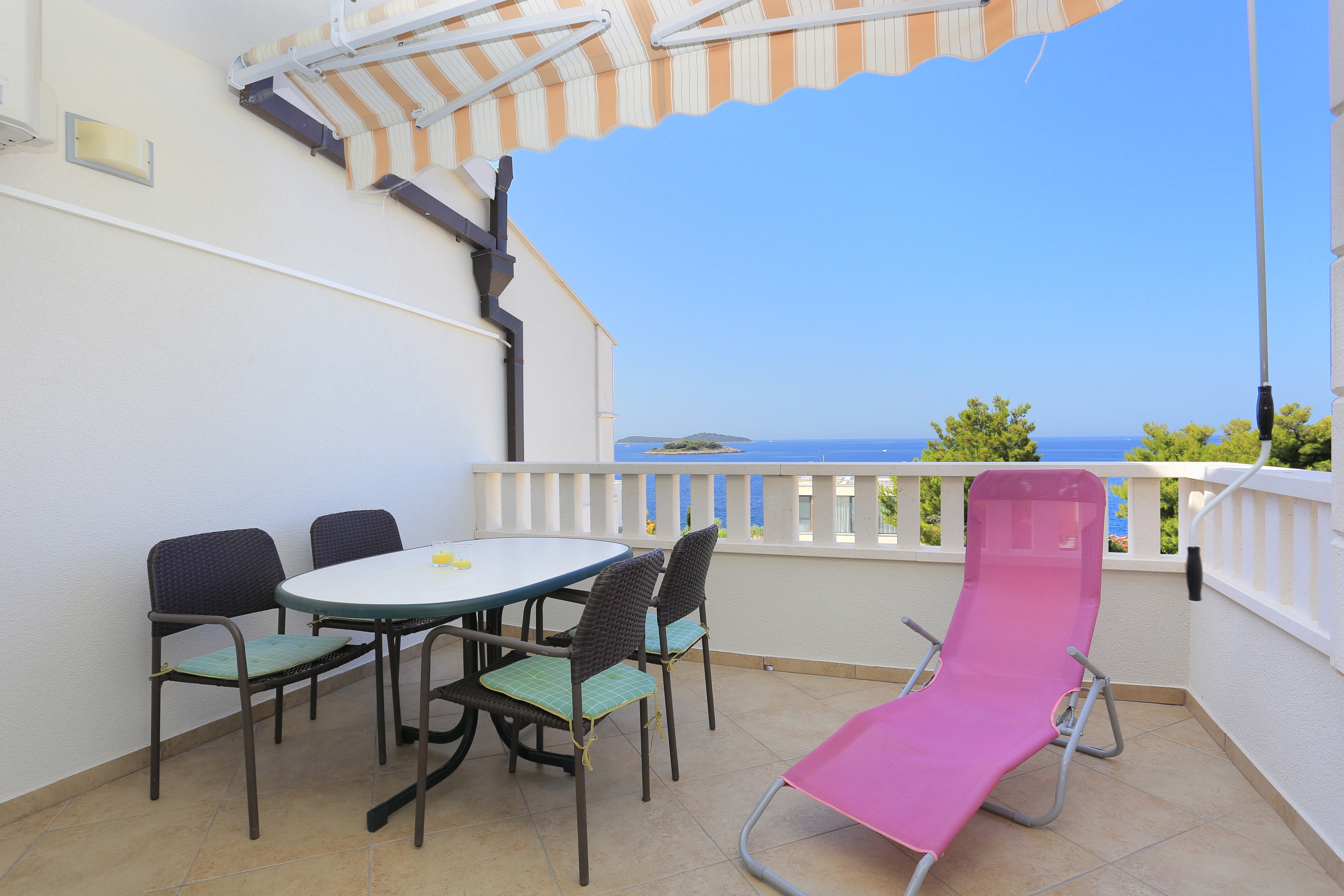 Room with balcony and sea view Rogoznica  S-a