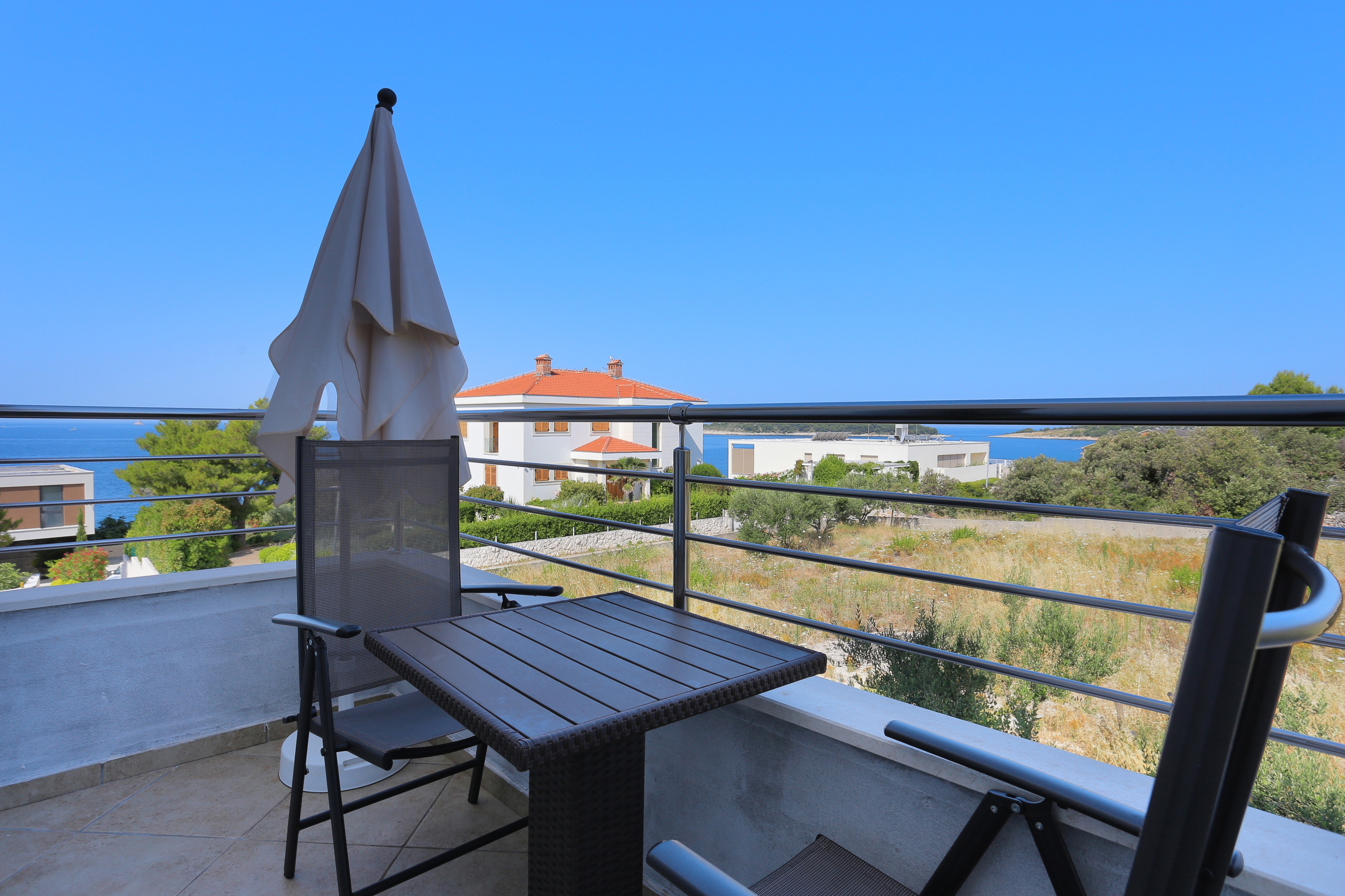 Room with balcony and sea view Rogoznica (S-19786-a)