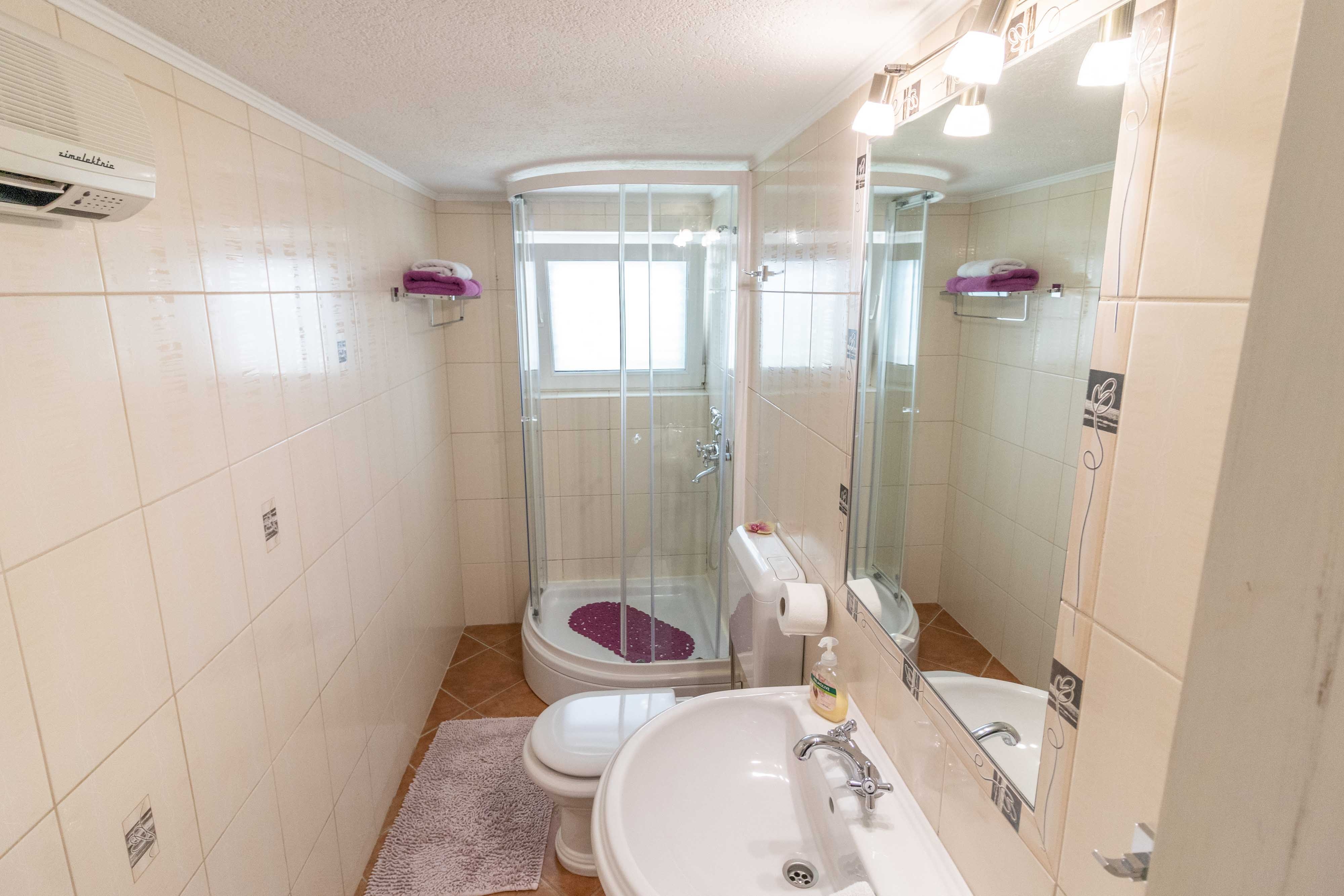 Two bedroom apartment with terrace Banjol, Rab  A-a