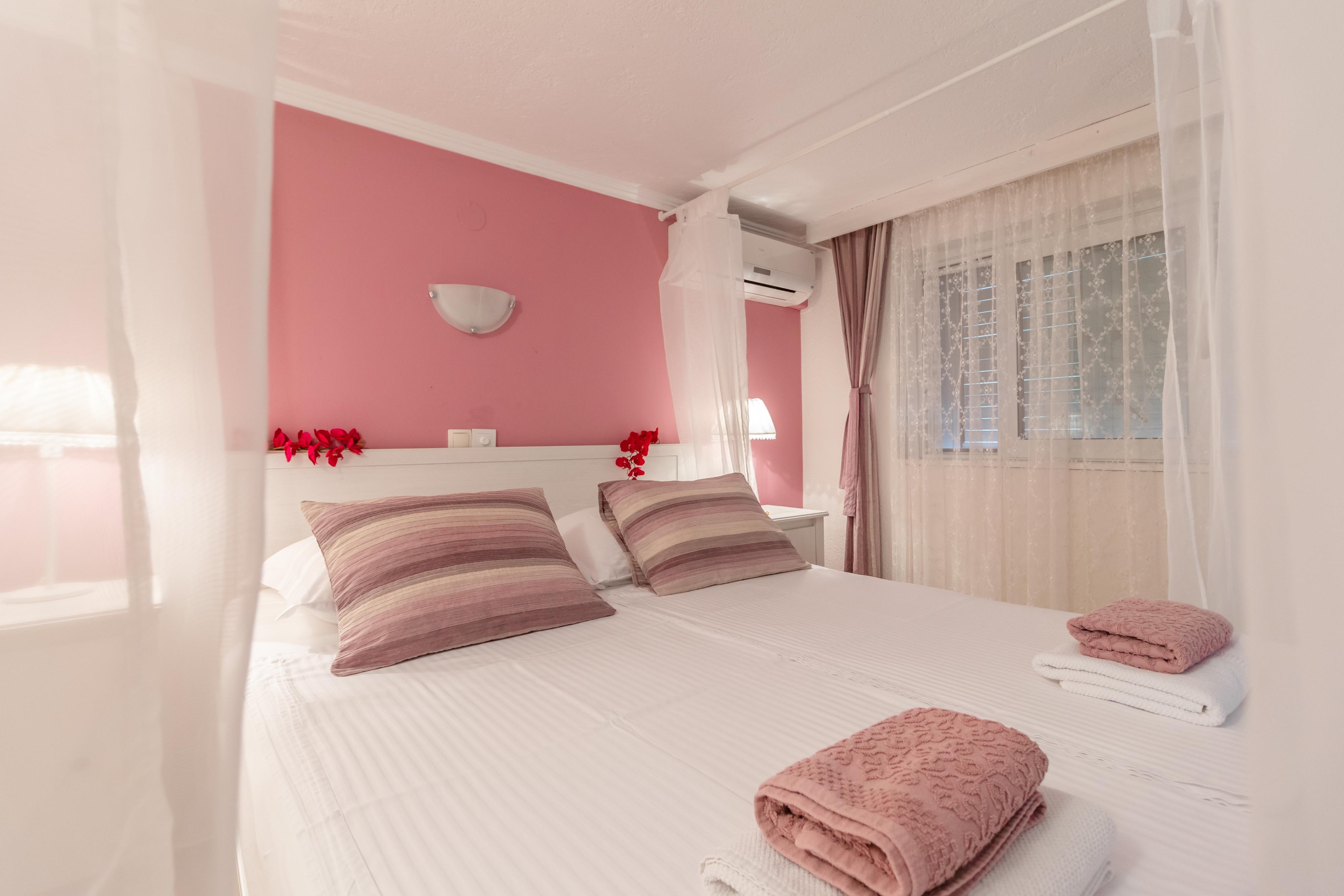 Two bedroom apartment with terrace Banjol, Rab  A-a