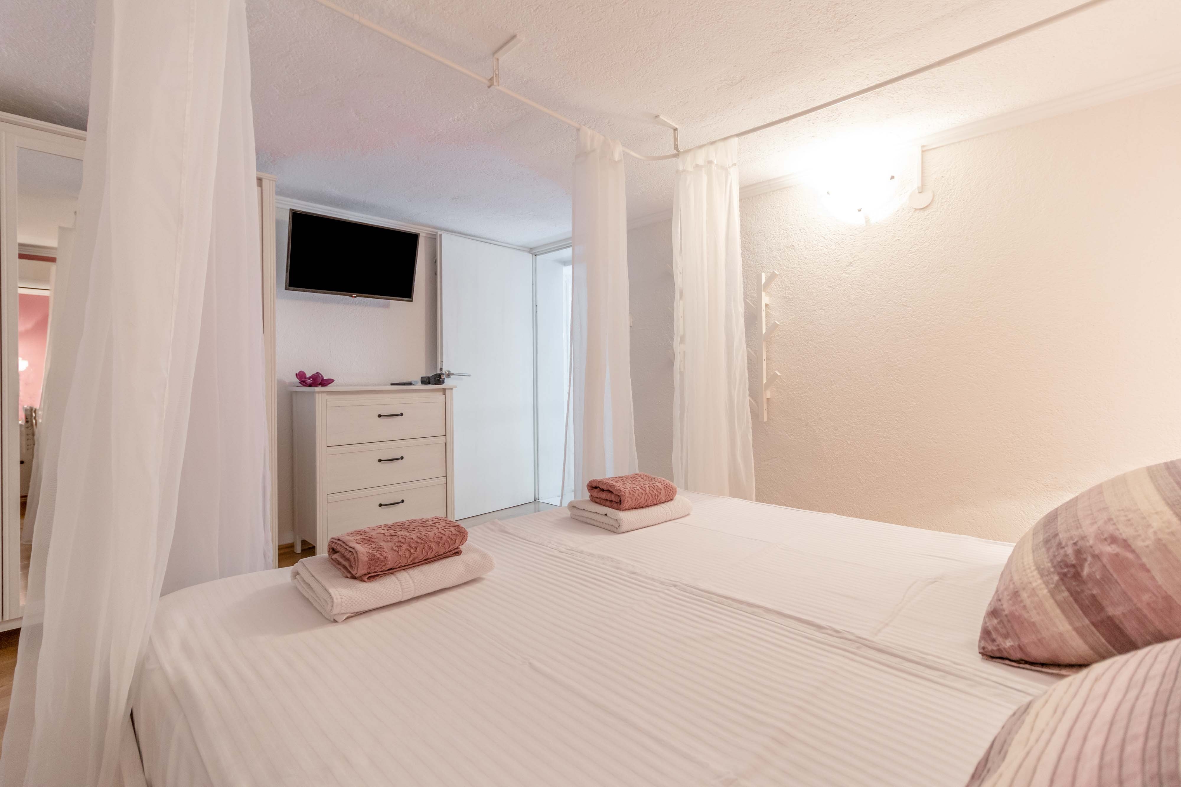 Two bedroom apartment with terrace Banjol, Rab  A-a