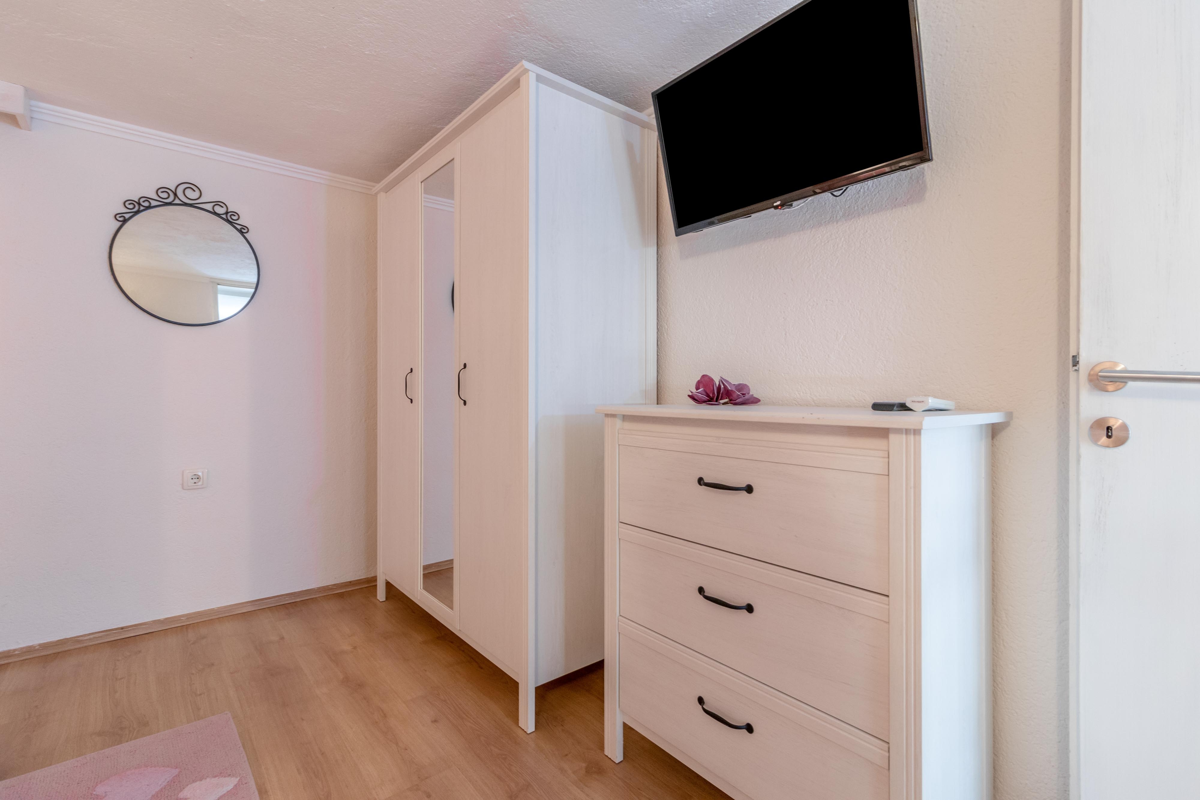 Two bedroom apartment with terrace Banjol, Rab  A-a
