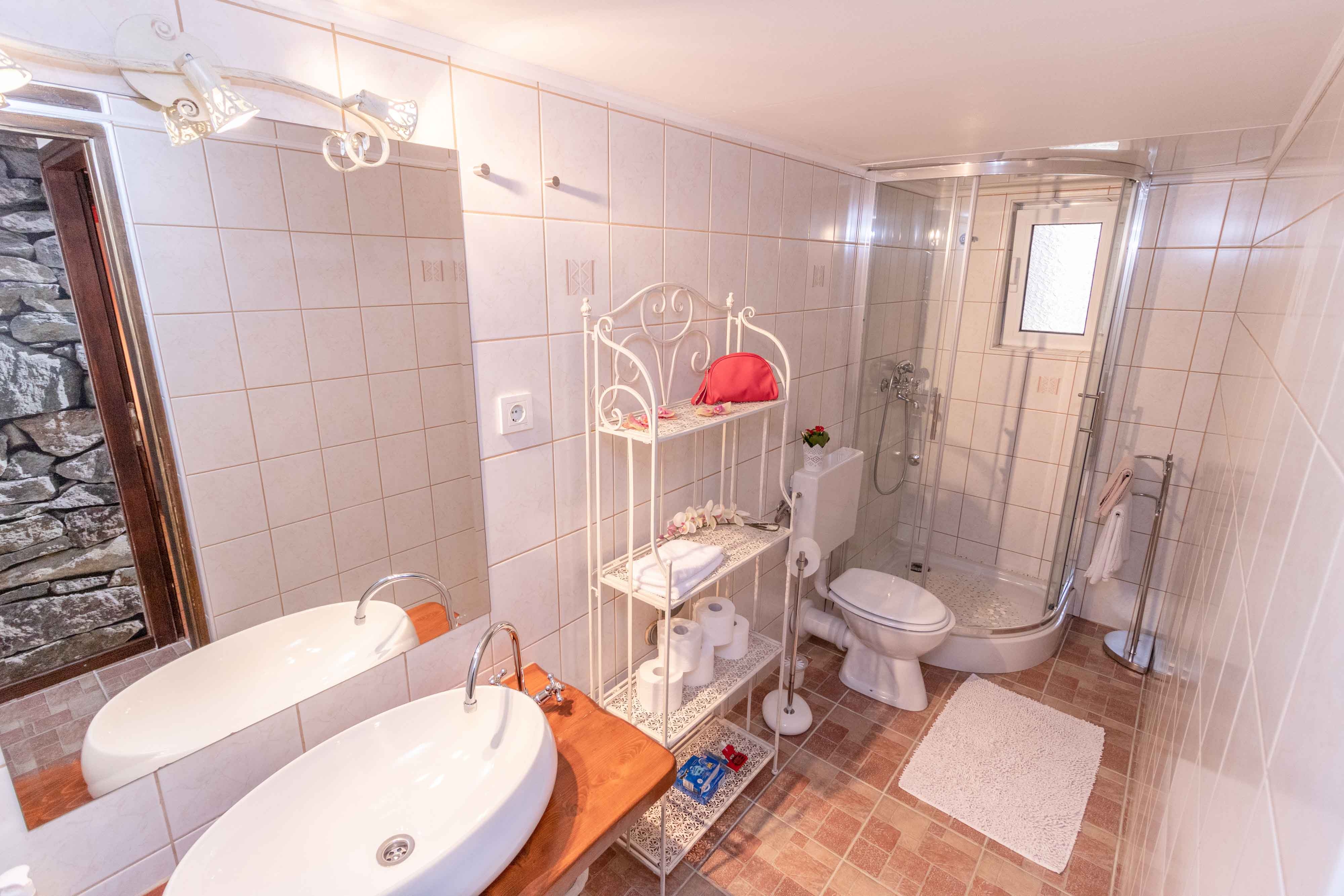 Two bedroom apartment with terrace Banjol, Rab  A-b