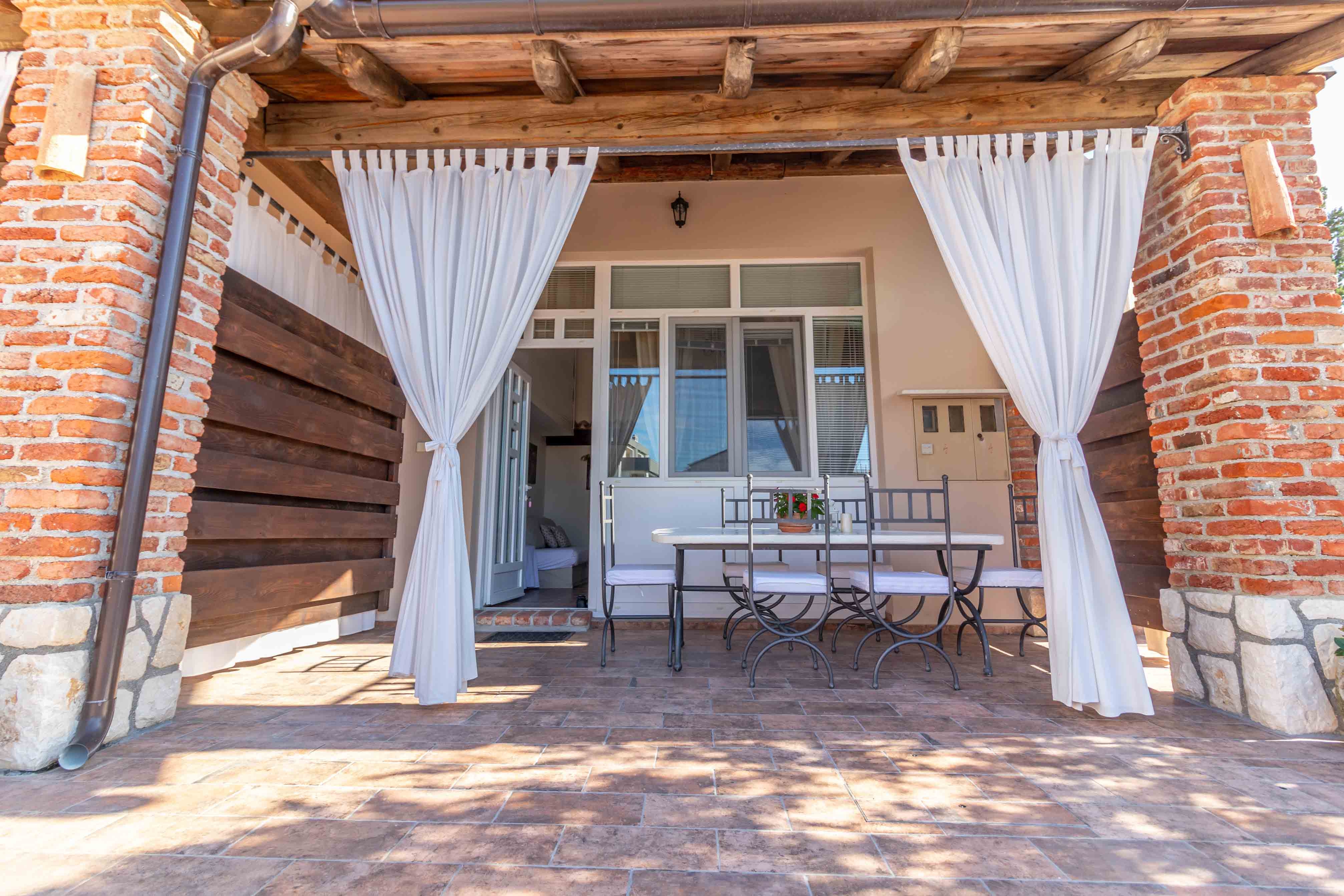 Two bedroom apartment with terrace Banjol, Rab  A-b