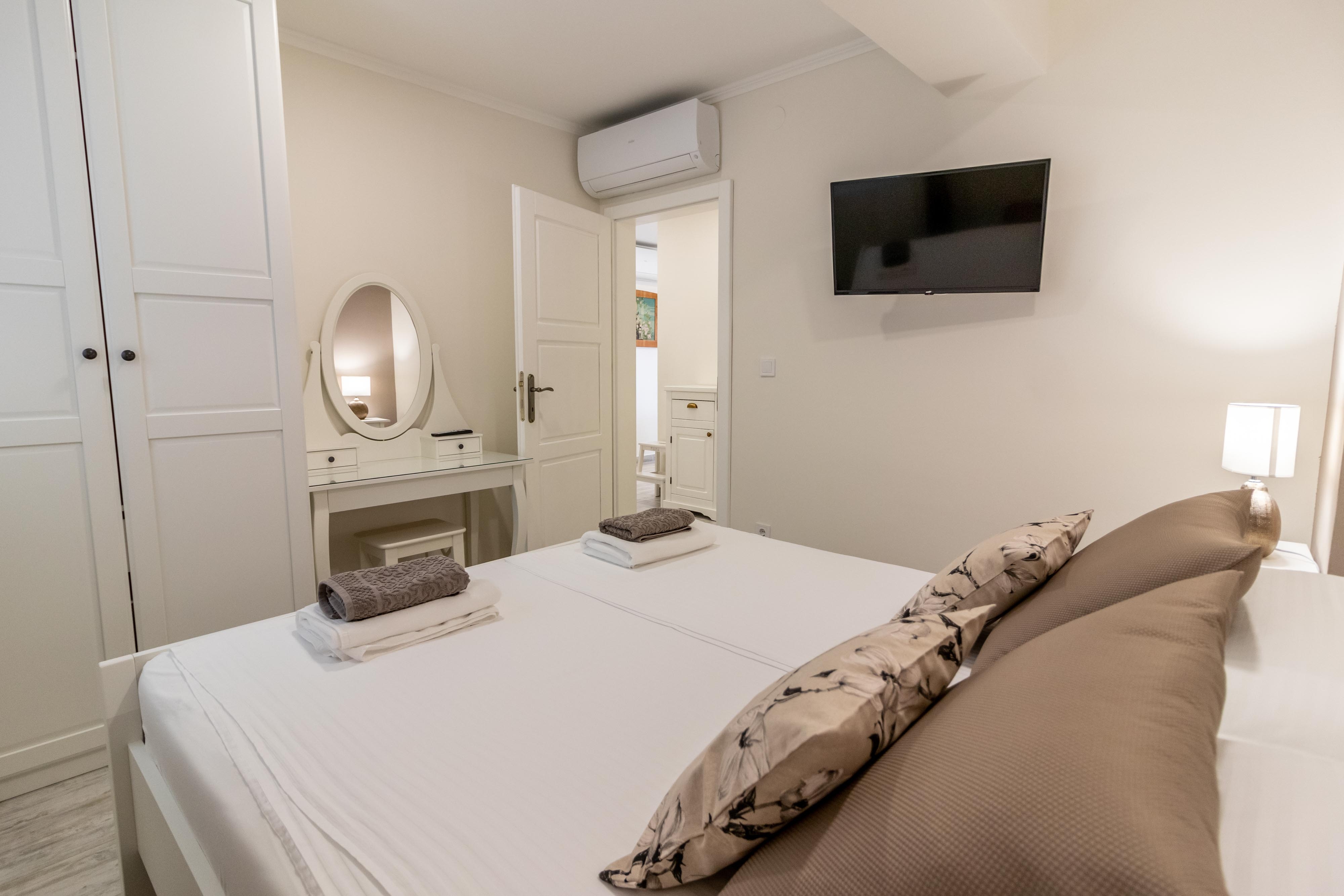 Two bedroom apartment with balcony and sea view Banjol, Rab  A-d
