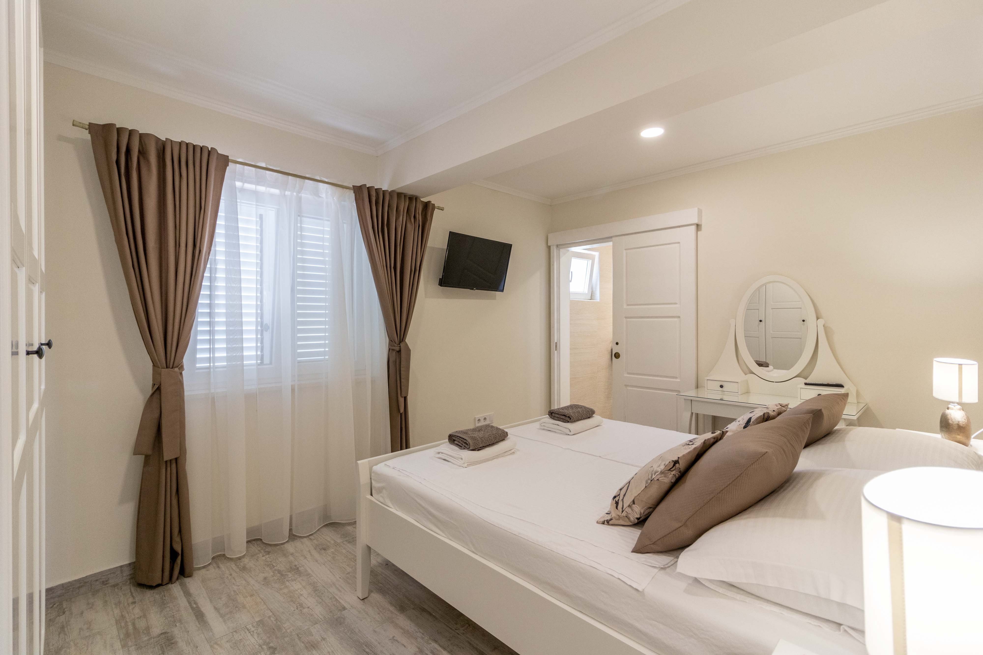 Two bedroom apartment with balcony and sea view Banjol, Rab  A-d