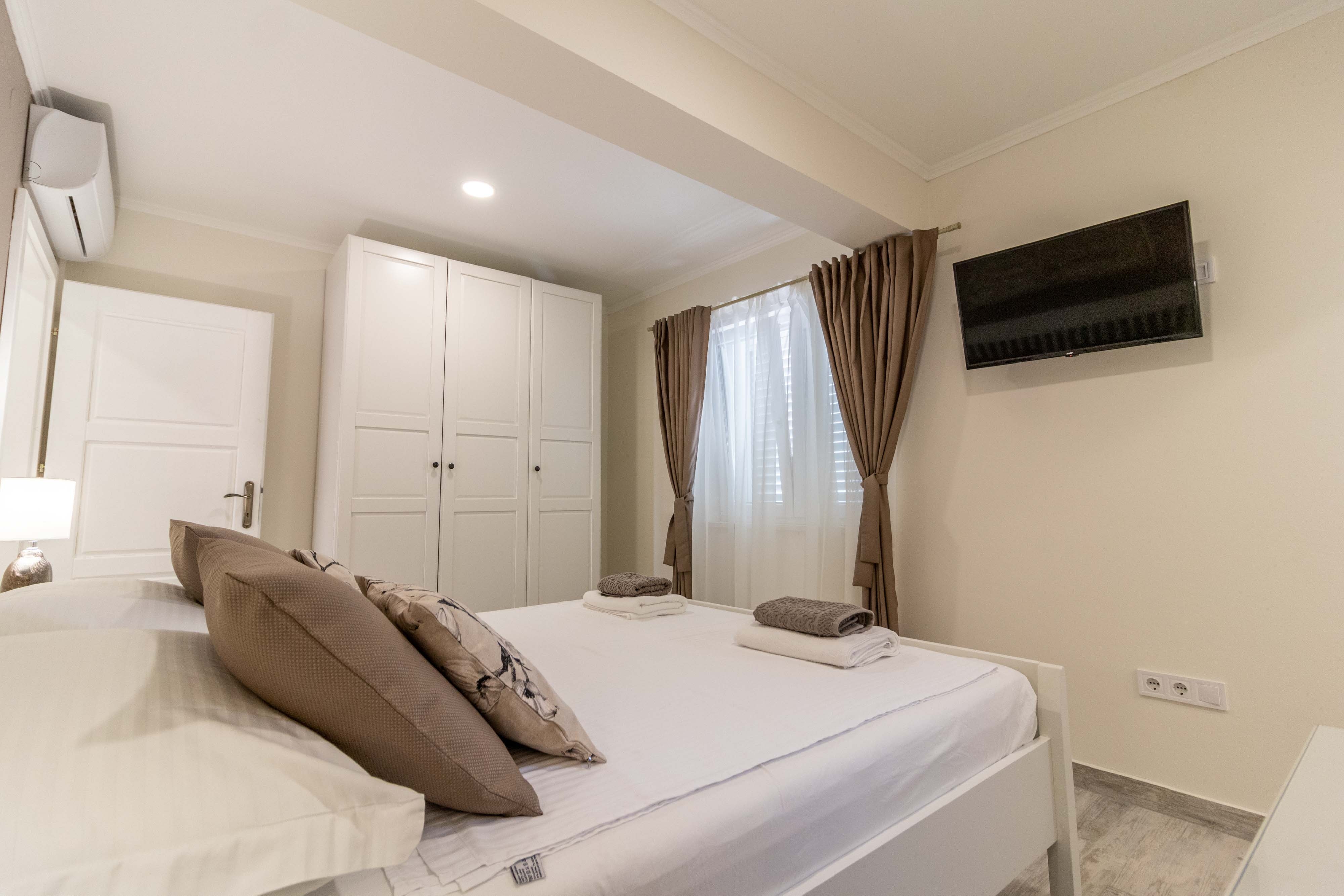 Two bedroom apartment with balcony and sea view Banjol, Rab  A-d