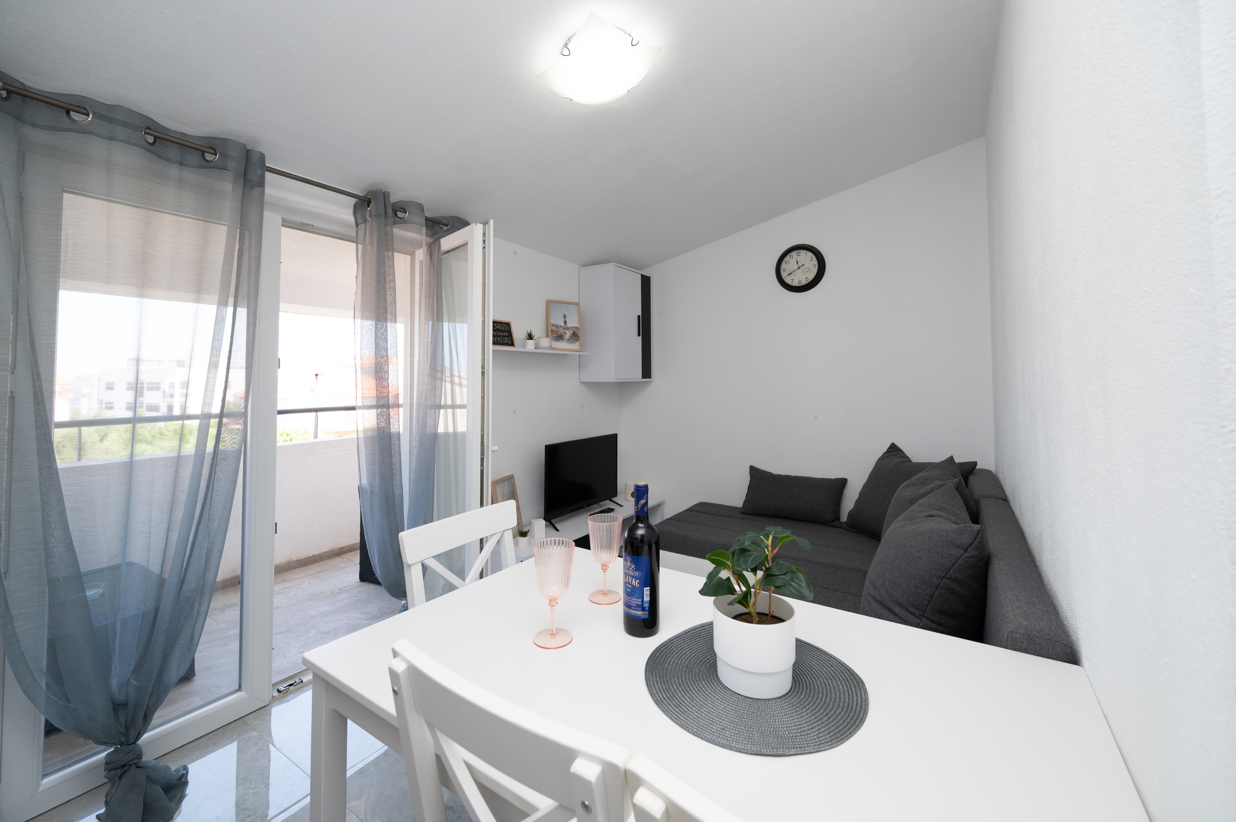 One bedroom apartment with balcony Zadar (A-19830-c) One bedroom apartment with balcony Zadar (A-19830-c)