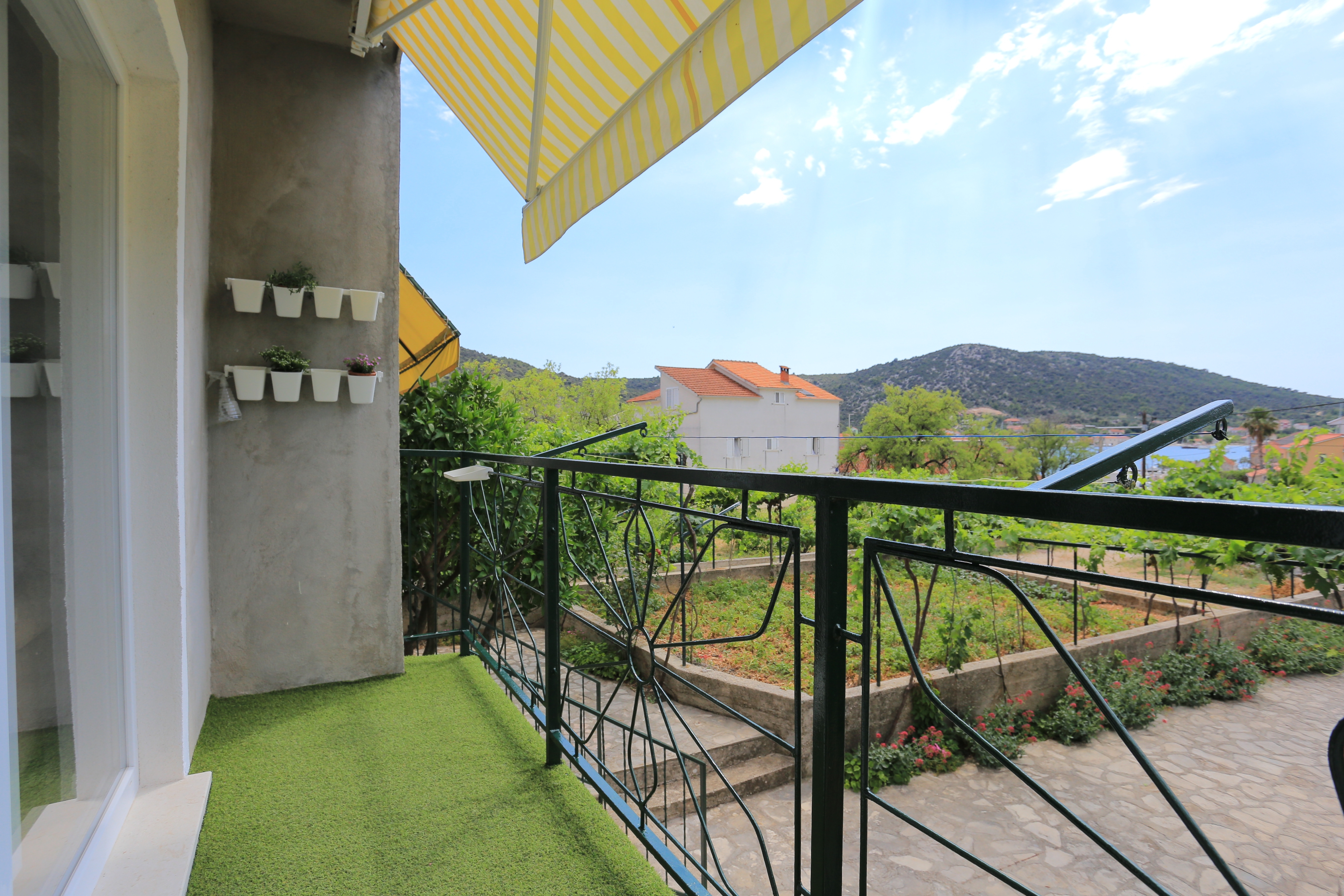 Two bedroom apartment with terrace and sea view Vinišće, Trogir  A-a