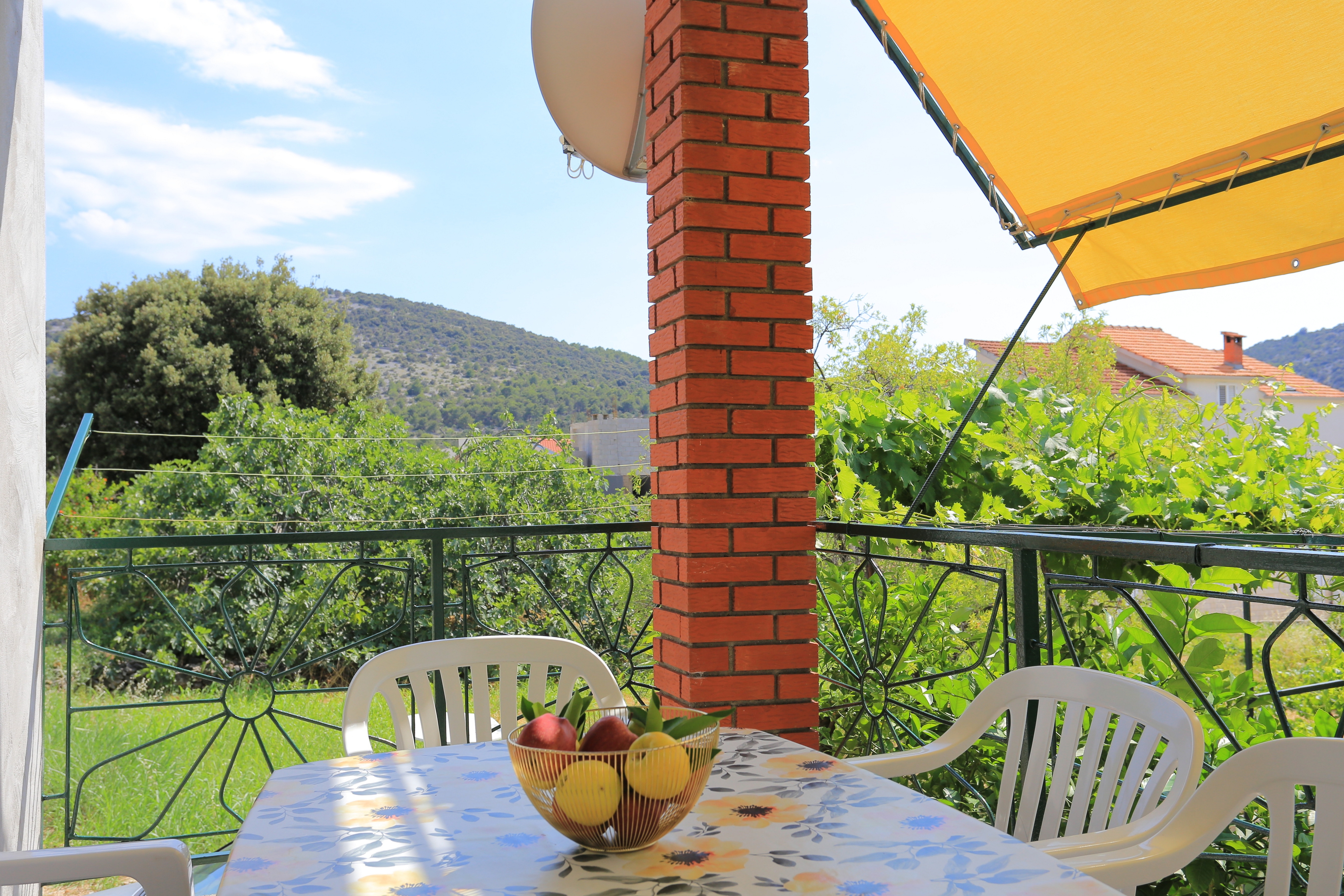 Two bedroom apartment with terrace and sea view Vinišće, Trogir  A-a