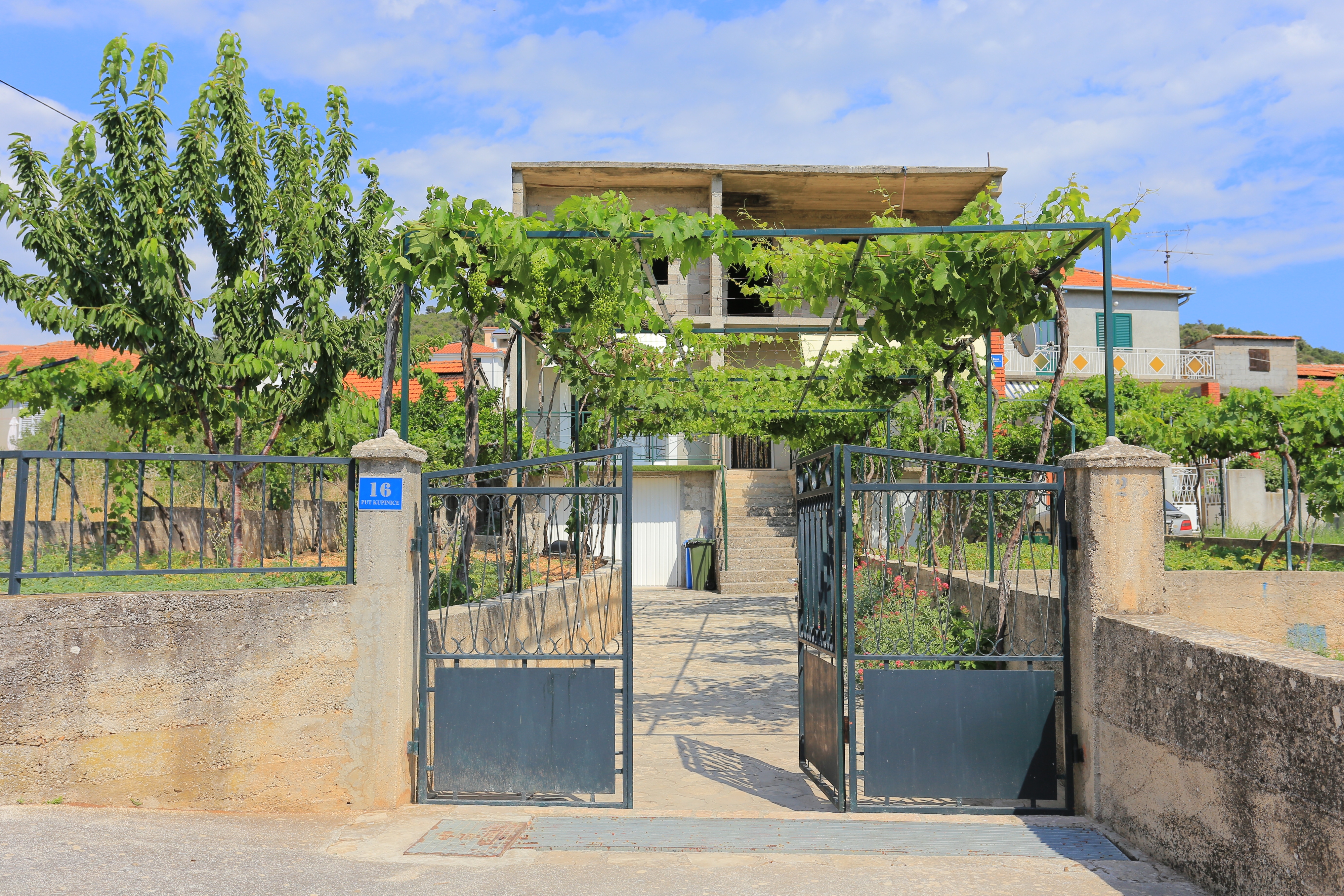 Two bedroom apartment with terrace and sea view Vinišće, Trogir (A-19847-a)