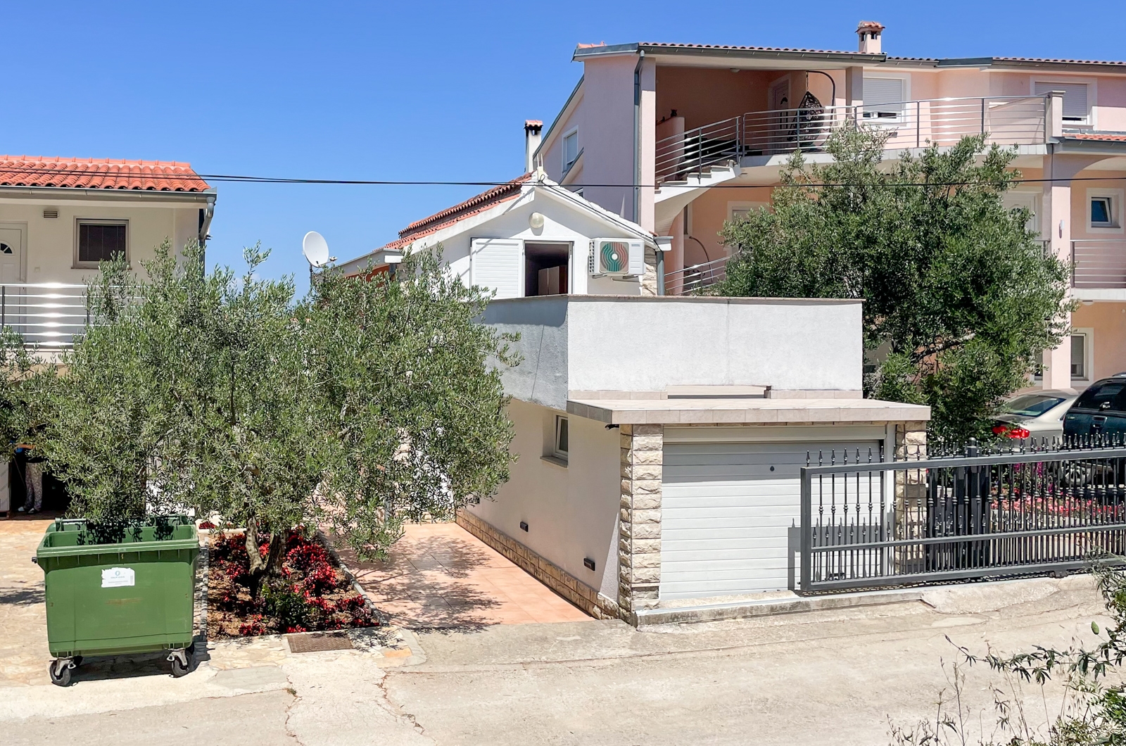 Two bedroom house with terrace and sea view Tkon (Pašman) (K-19913) Two bedroom house with terrace and sea view Tkon (Pašman) (K-19913)