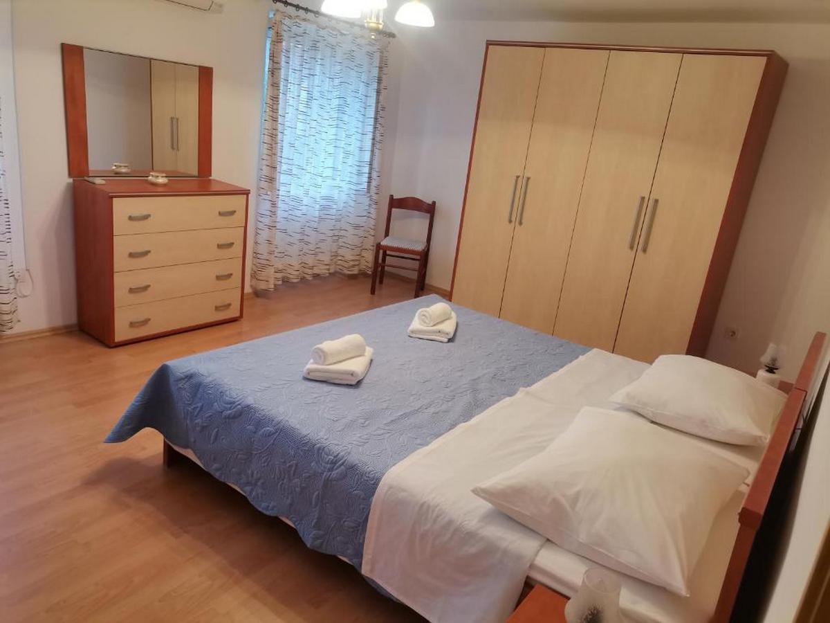 Four bedroom house with terrace Orlec, Cres  K