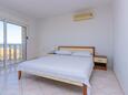 Stanići, Bedroom in the studio-apartment, air condition available and WiFi.