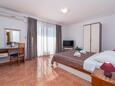 Ložnice 1 Dramalj, Ložnice 1 v ubytování typu apartment, s klimatizací, domácí mazlíčci povoleni a WiFi.