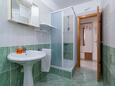 Ванная комната Dramalj, Ванная комната в размещении типа studio-apartment, Домашние животные допускаются и WiFi.