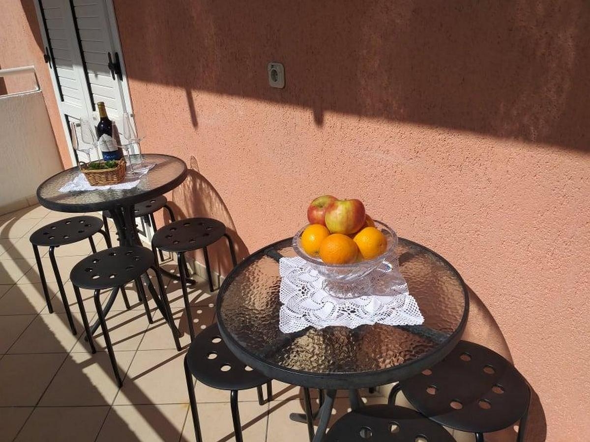 Three bedroom apartment with terrace Baška Voda, Makarska  A-a