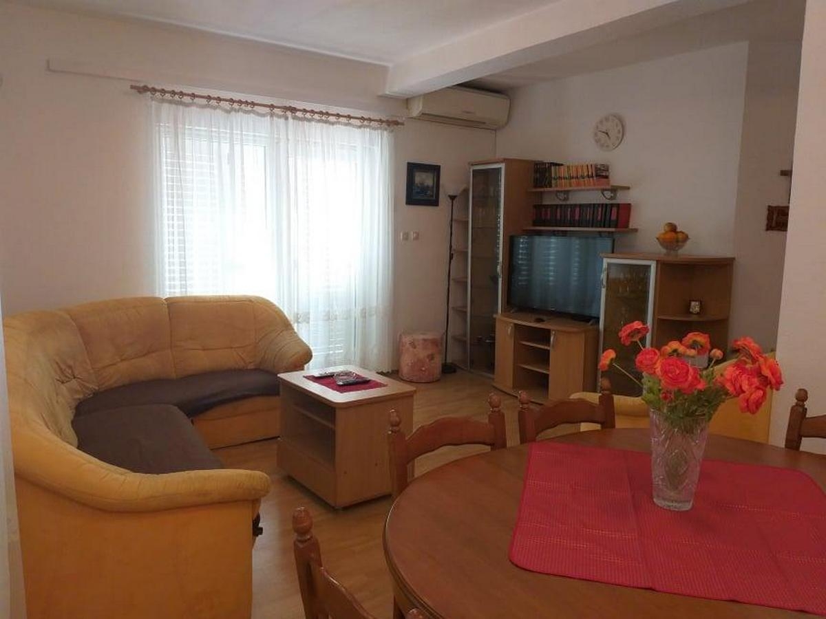 Three bedroom apartment with terrace Baška Voda, Makarska (A-20005-a)