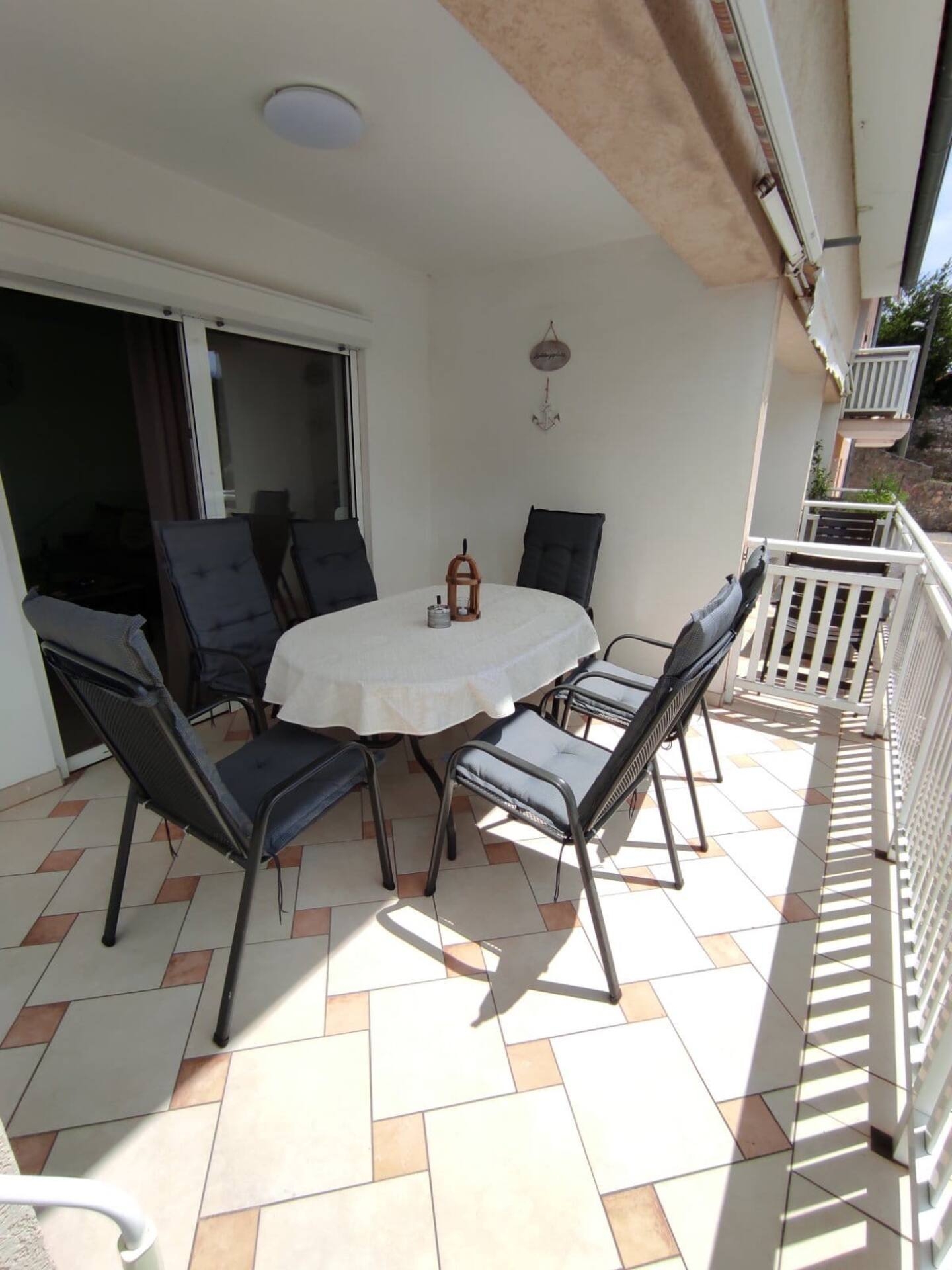 Two bedroom apartment with terrace Novi Vinodolski  A-a