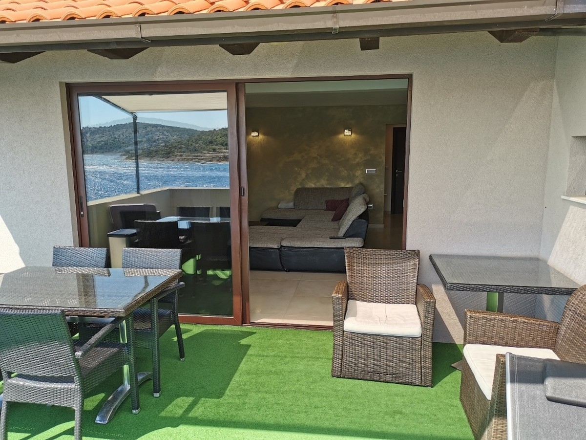 Three bedroom apartment near beach Kaprije  A-b