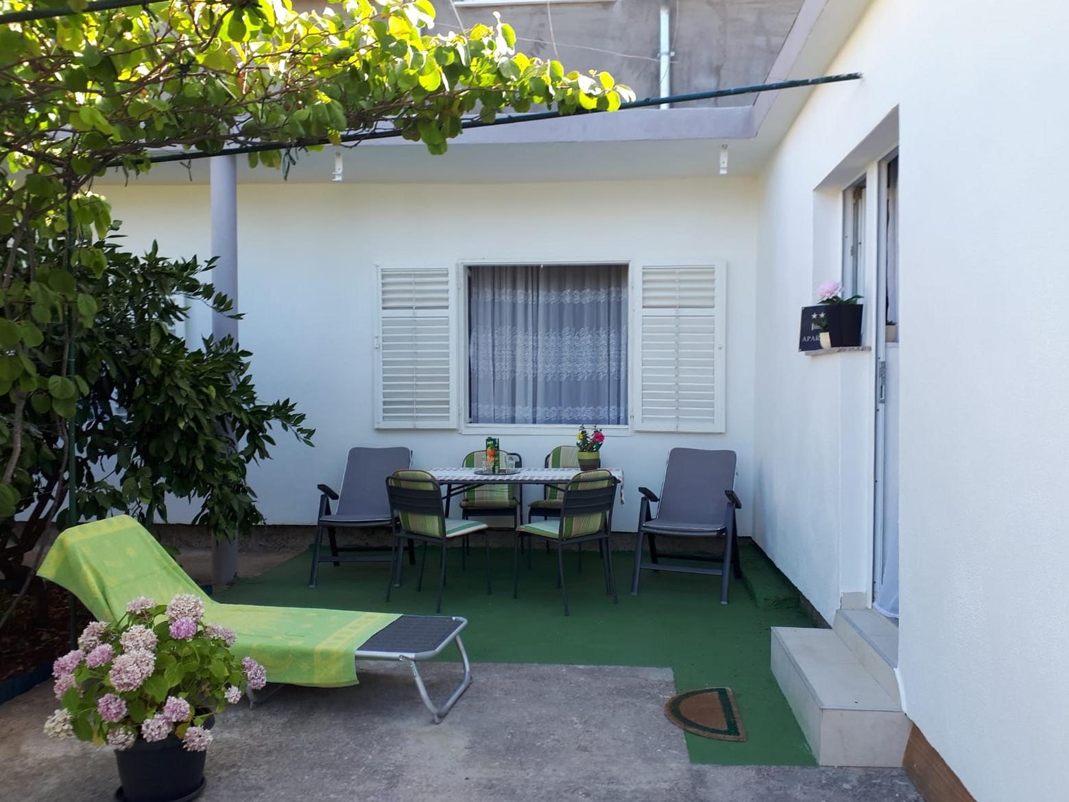 One bedroom apartment with terrace Pirovac, Šibenik (A-20015-a)