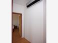 Supetarska Draga - Gonar, Hallway in the apartment, air condition available and WiFi.