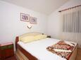 Supetarska Draga - Gonar, Dormitorio in the room, air condition available y WiFi.