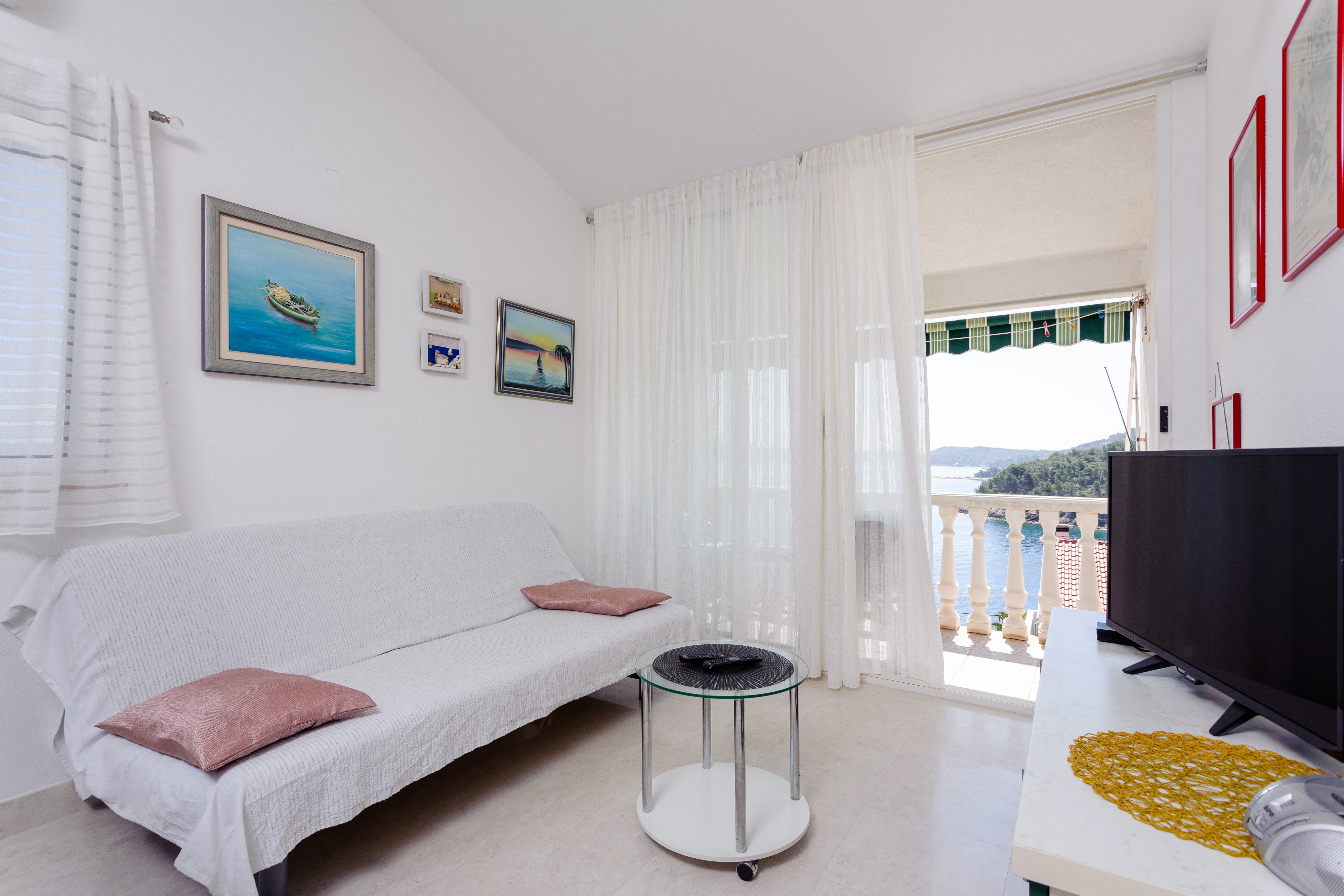 One bedroom apartment with balcony and sea view Cove Gornja Krusica, Šolta (A-20021-b)
