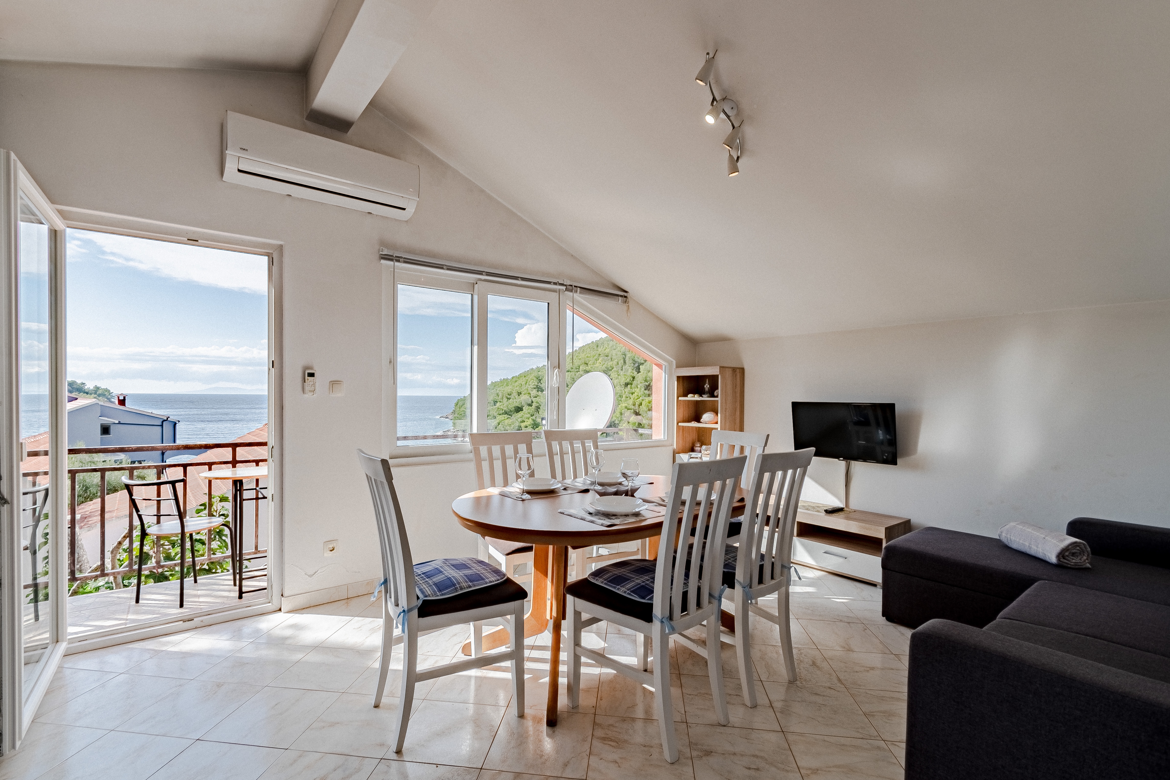 Three bedroom apartment with balcony and sea view Cove Poplat, Korčula (A-20023-a)