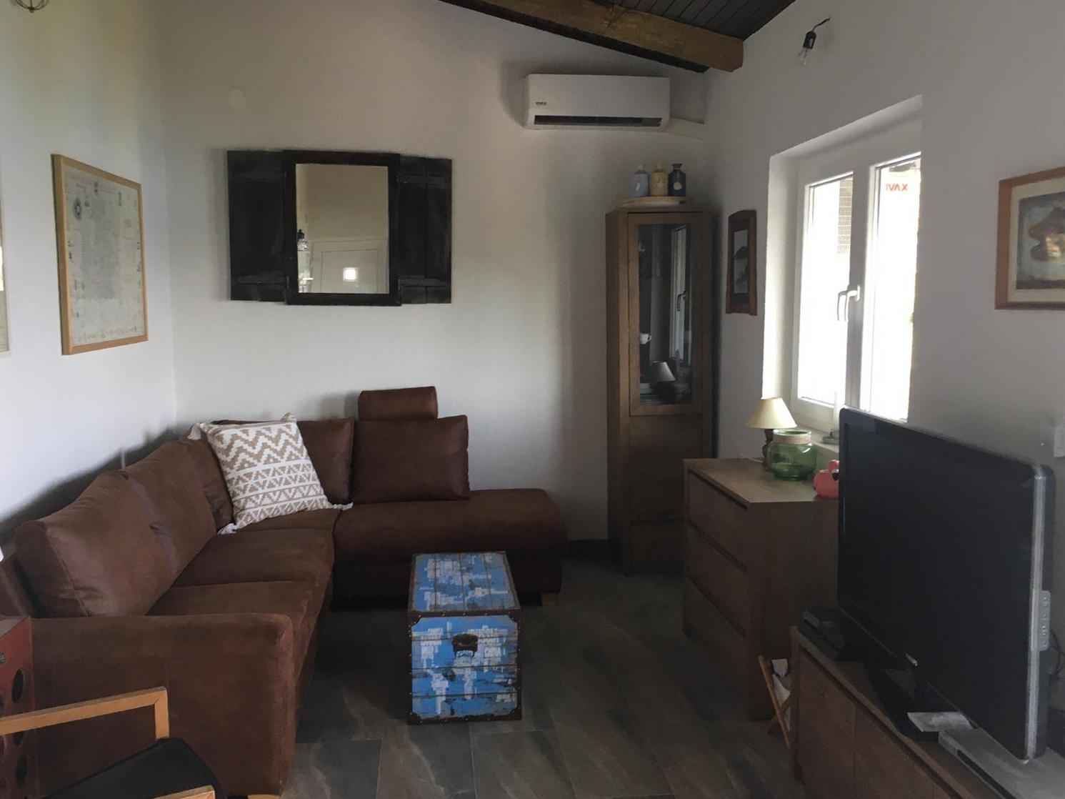 Two bedroom apartment near beach Rogoznica (A-20032-a)