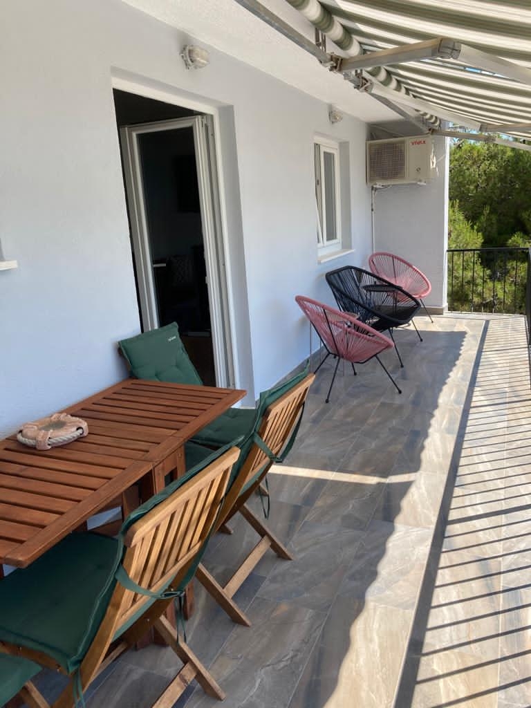 Two bedroom apartment near beach Rogoznica  A-a