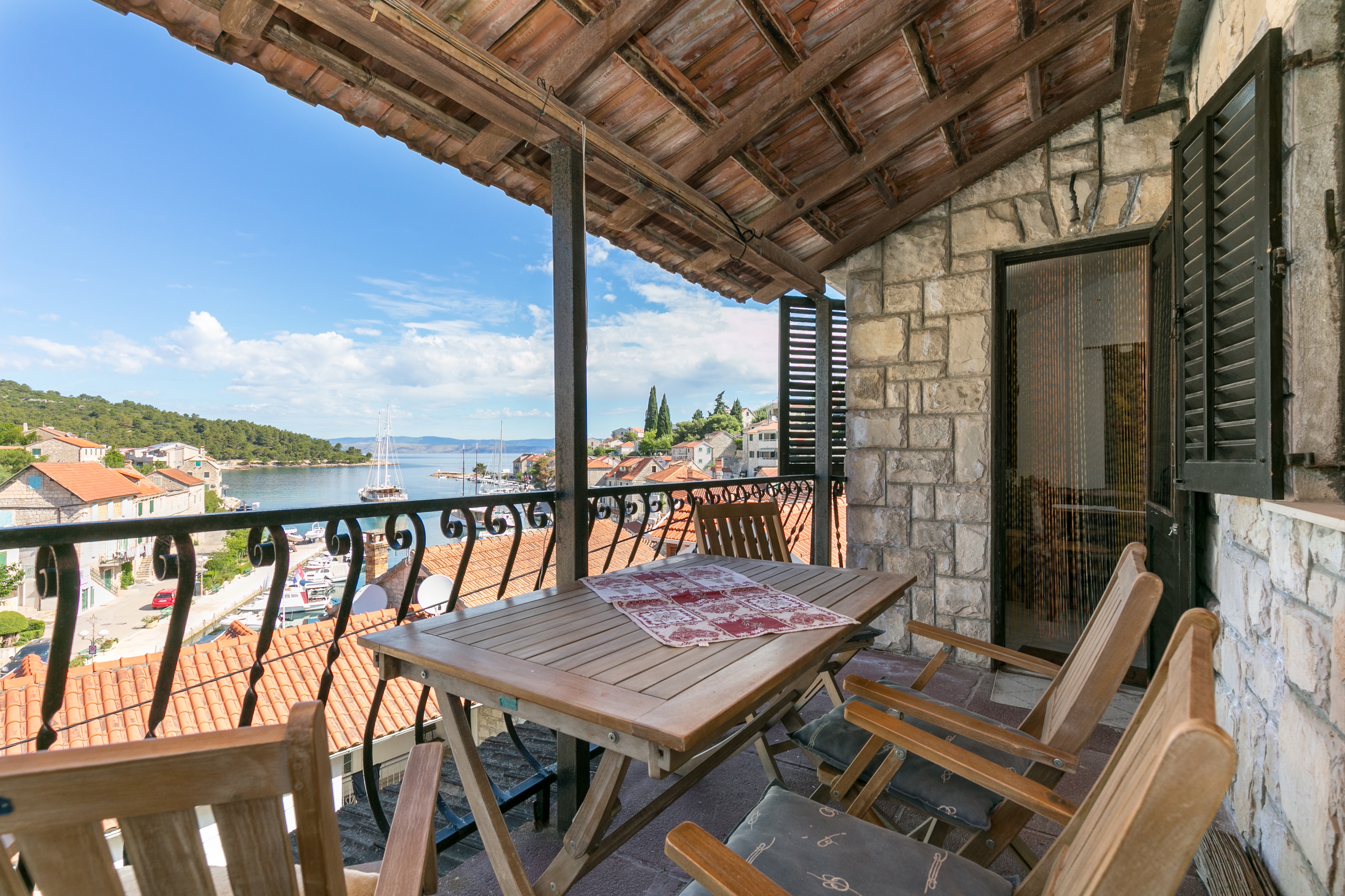 Two bedroom apartment with terrace and sea view Stomorska, Šolta (A-20039-b)