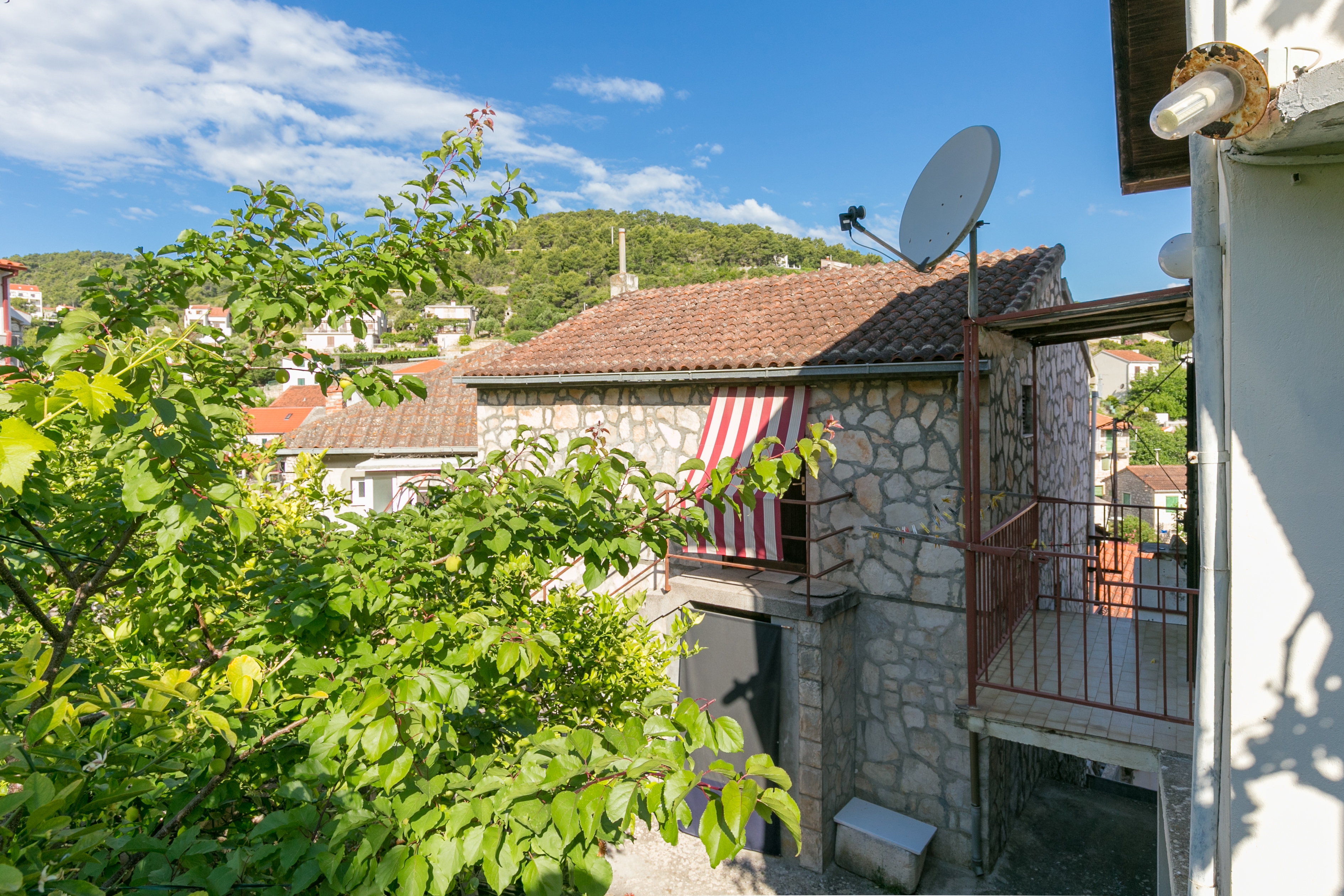 Dvosobni apartma Z balkonom in pogledom na morje Stomorska, Šolta  A-a