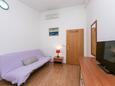 Gradac, Sala de estar in the apartment, air condition available y WiFi.