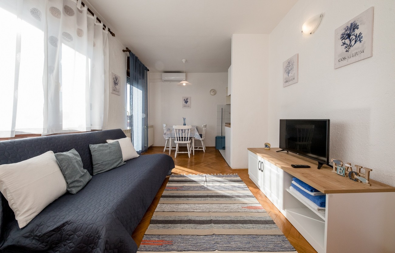 One bedroom apartment near beach Barbat, Rab (A-20049-a) One bedroom apartment near beach Barbat, Rab (A-20049-a)