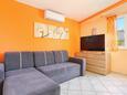 Rogoznica, Sala de estar in the apartment, air condition available y WiFi.