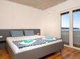 Ložnice Banjol, Ložnice v ubytování typu apartment, domácí mazlíčci povoleni a WiFi.