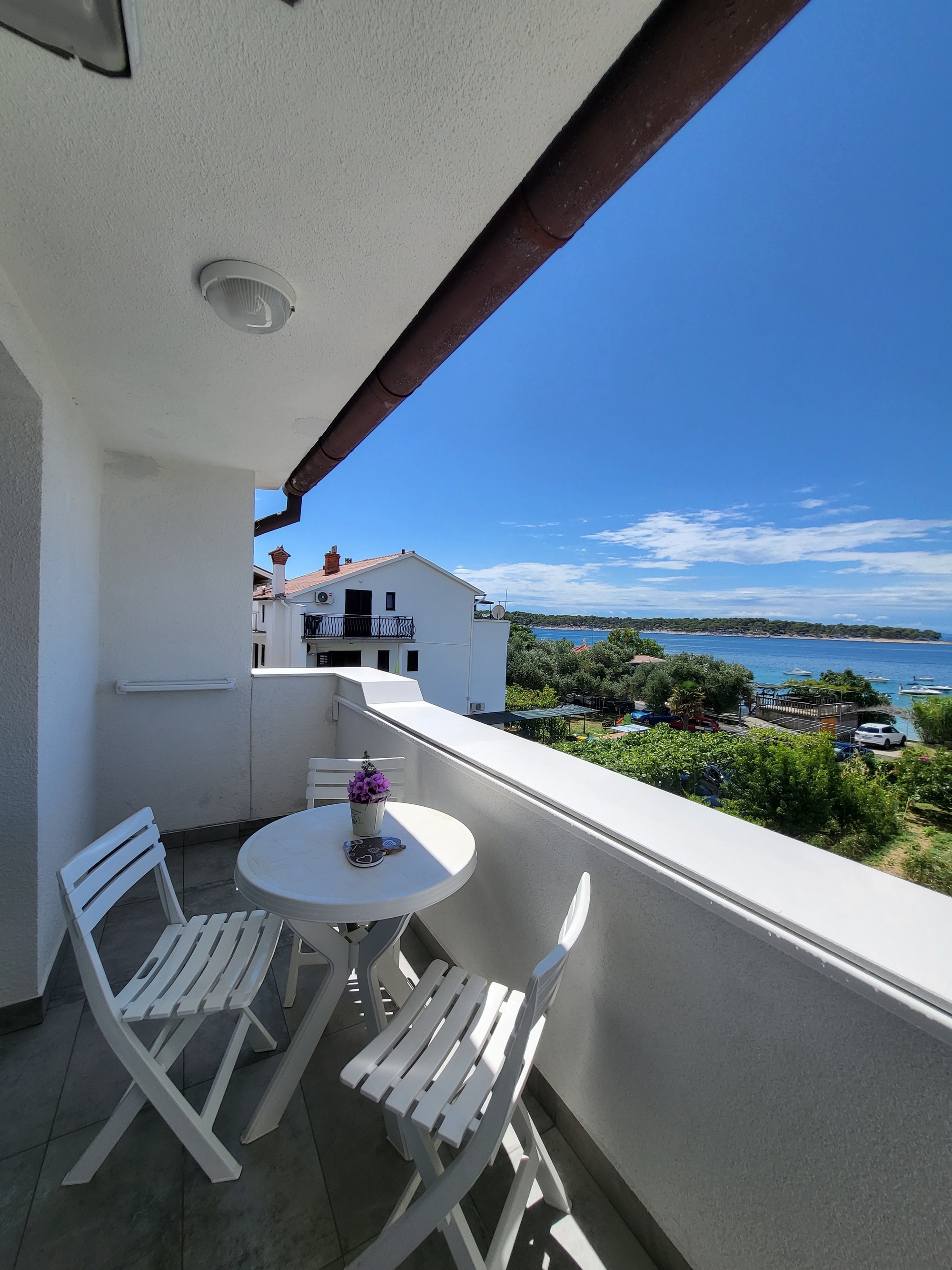 One bedroom apartment near beach Banjol, Rab  A-b