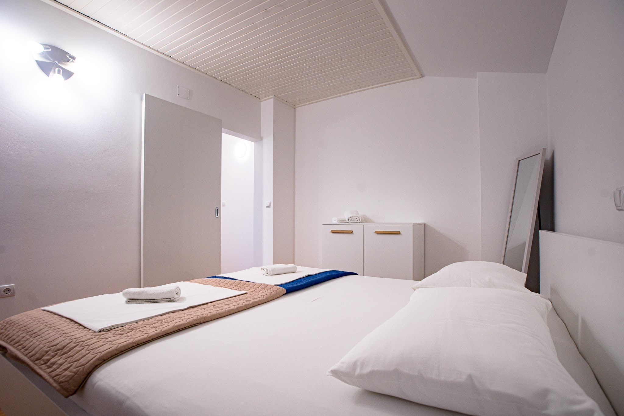 One bedroom apartment near beach Banjol, Rab  A-b
