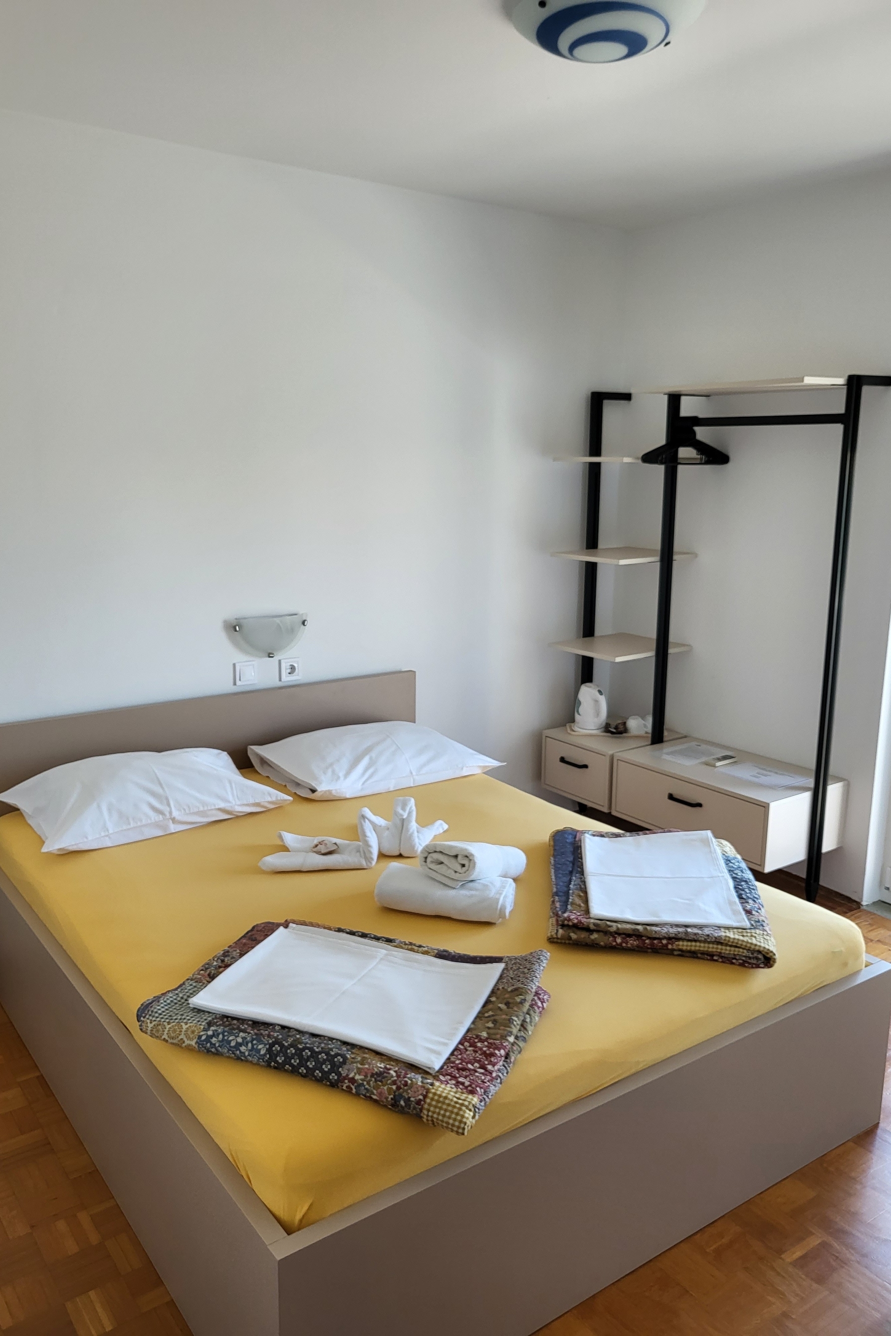 Room near beach Banjol, Rab (S-2008-a) Room near beach Banjol, Rab (S-2008-a)