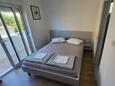 Ložnice Banjol, Ložnice v ubytování typu room, s klimatizací, domácí mazlíčci povoleni a WiFi.