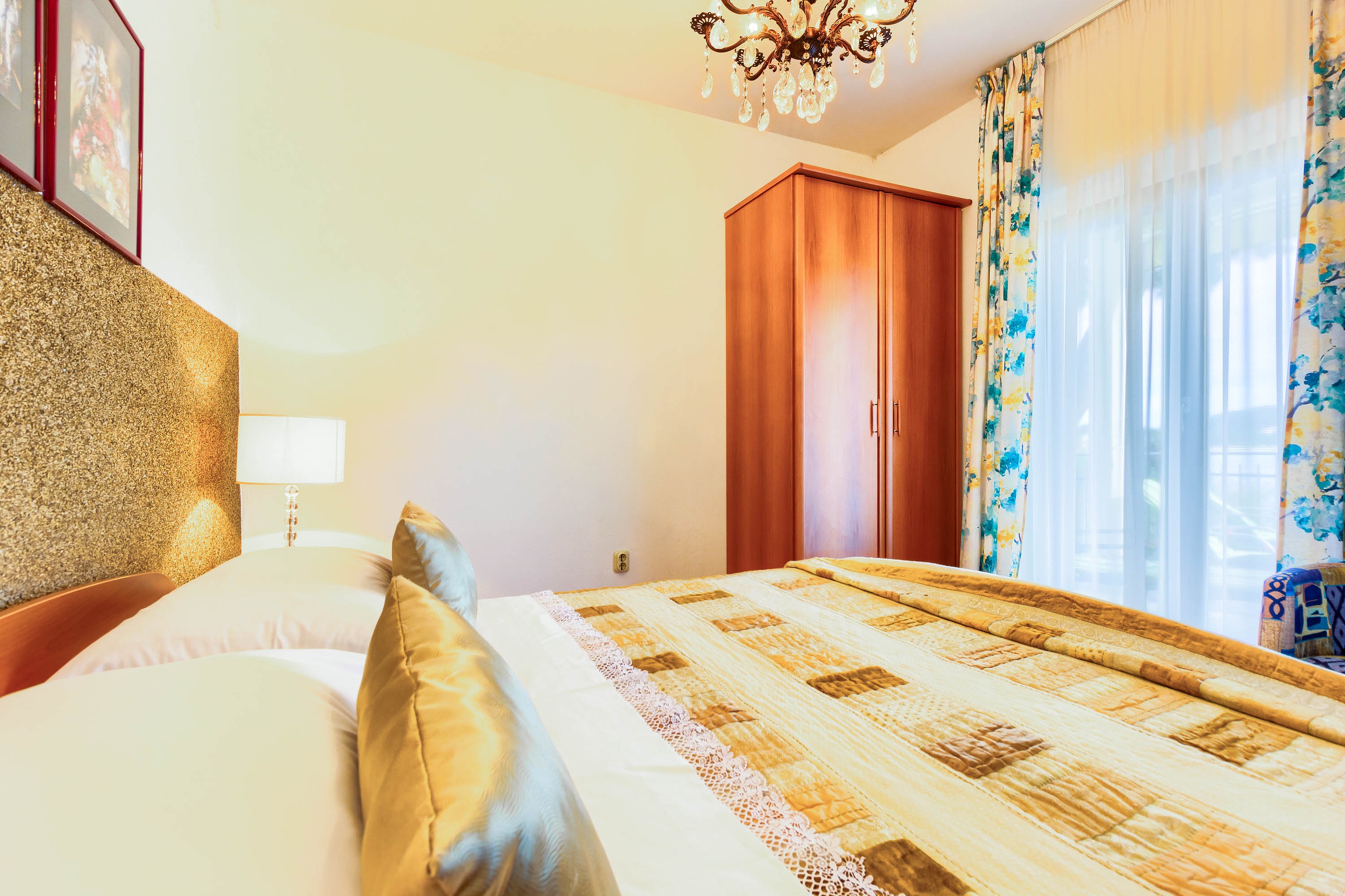 Dvosobni apartman uz plažu Rogoznica  A-a