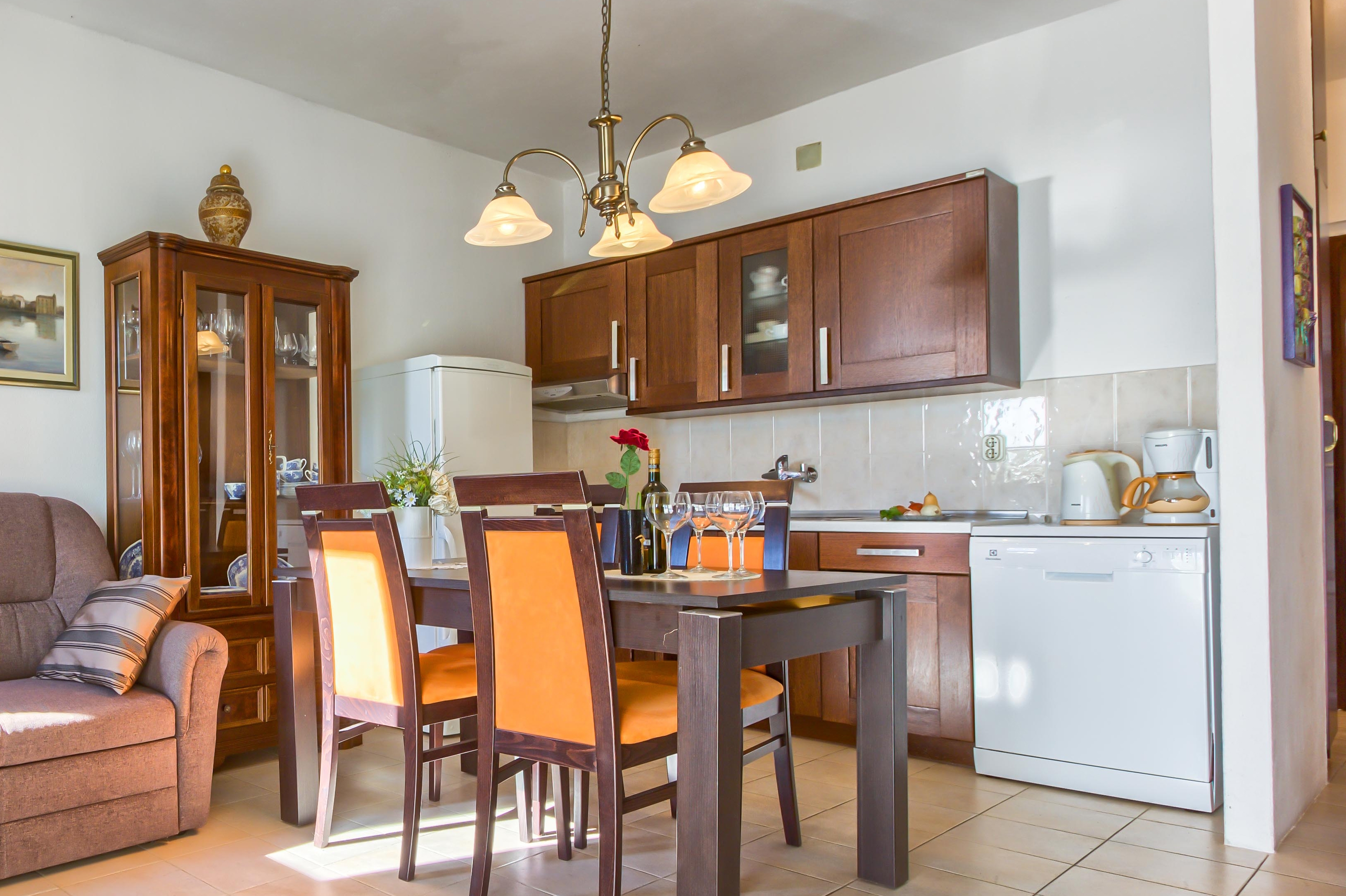 Dvosobni apartman uz plažu Rogoznica  A-a