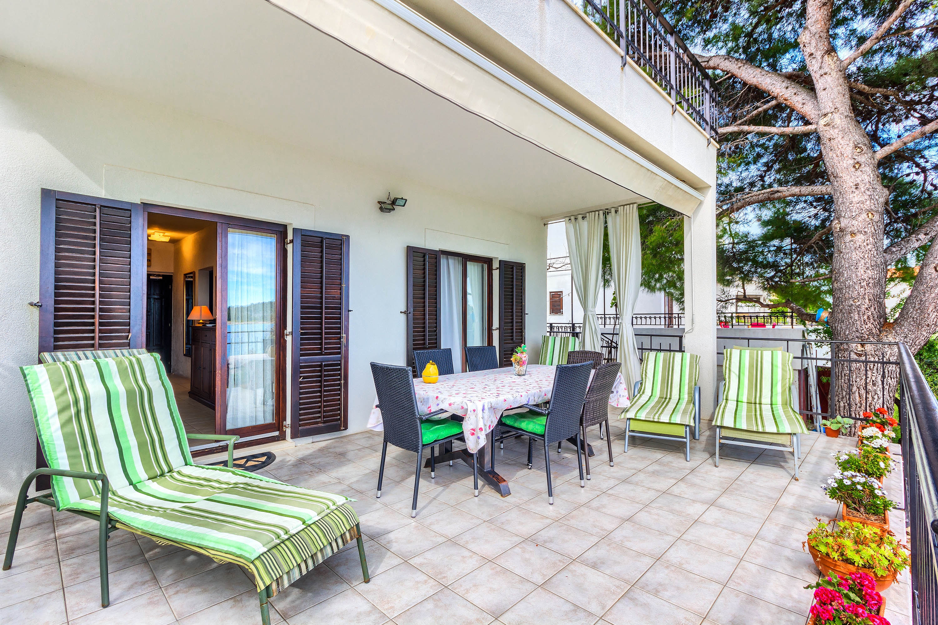 Dvosobni apartman uz plažu Rogoznica  A-a